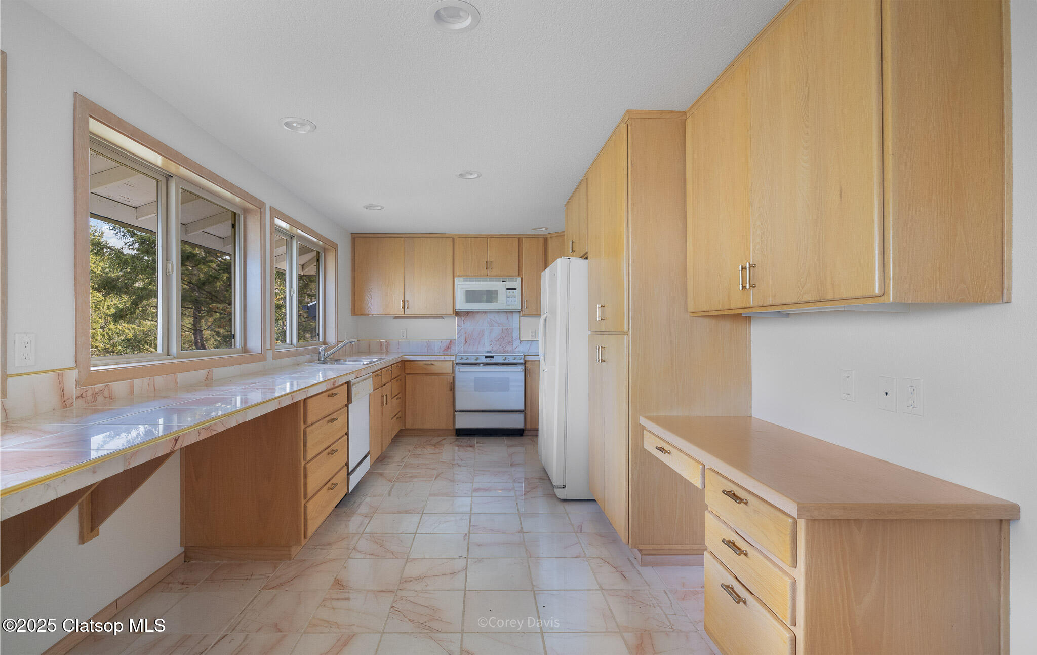 213 University Avenue Property Photo 17