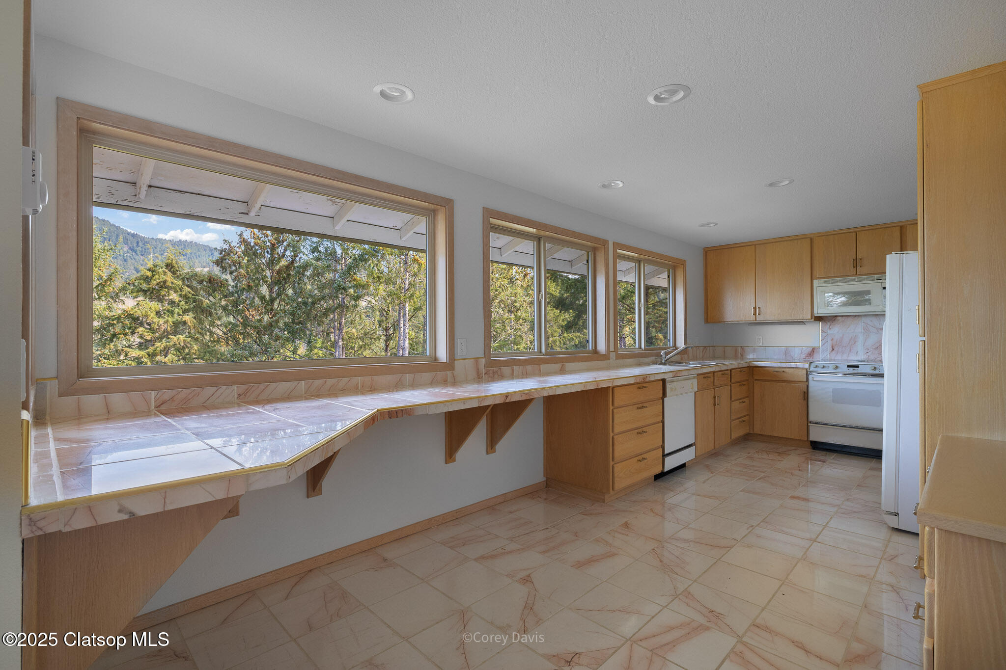 213 University Avenue Property Photo 18