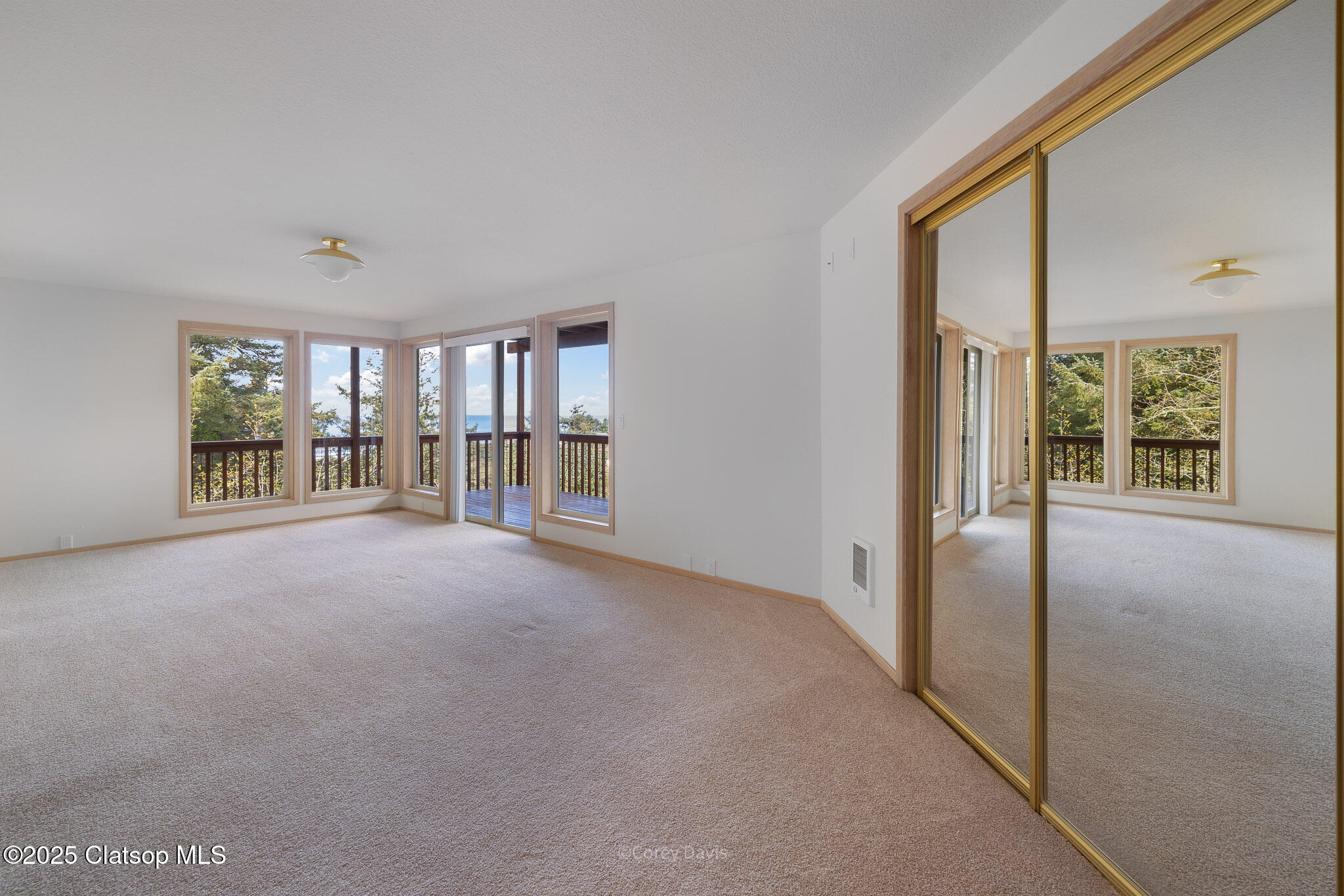 213 University Avenue Property Photo 24