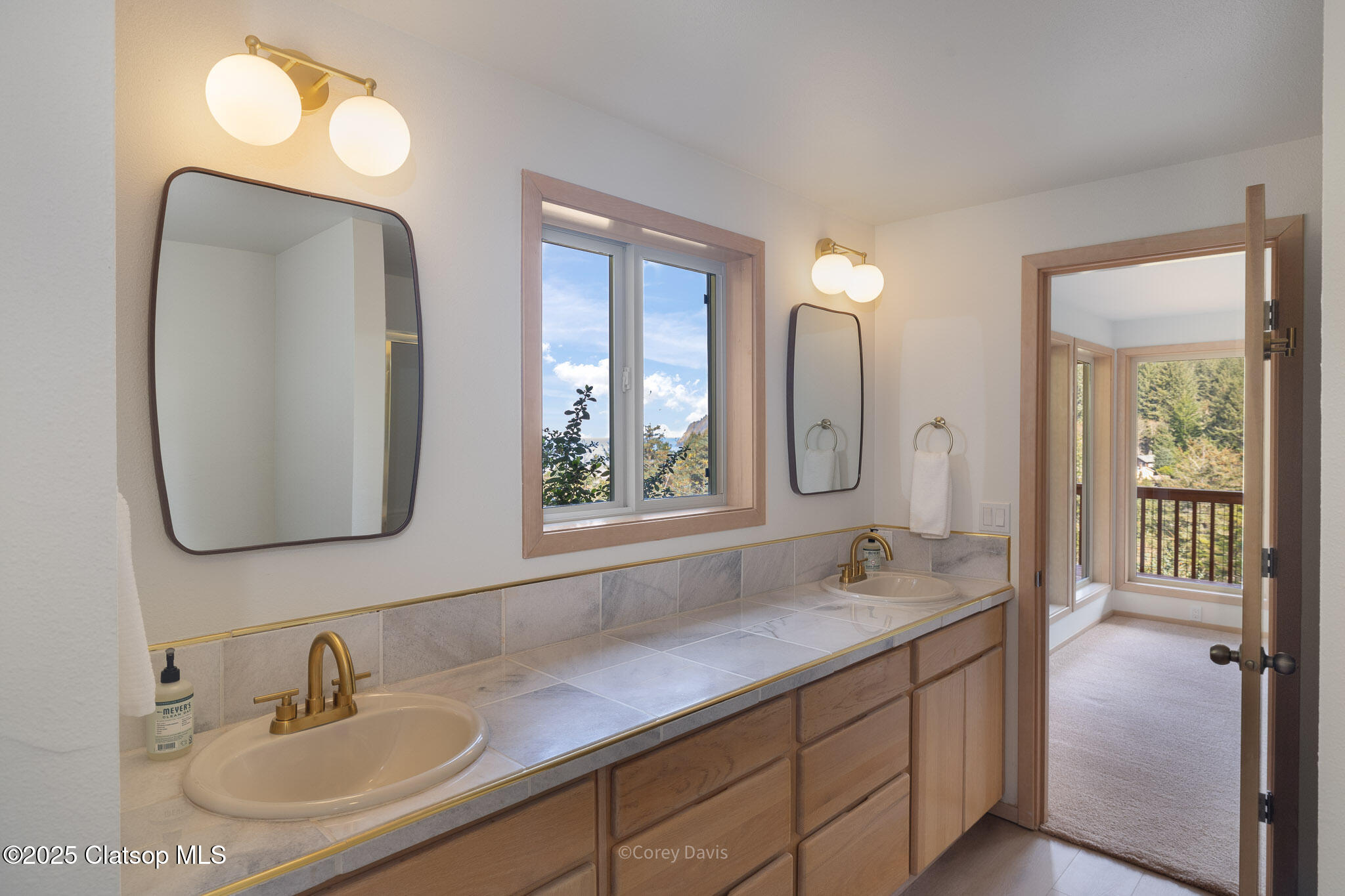 213 University Avenue Property Photo 26
