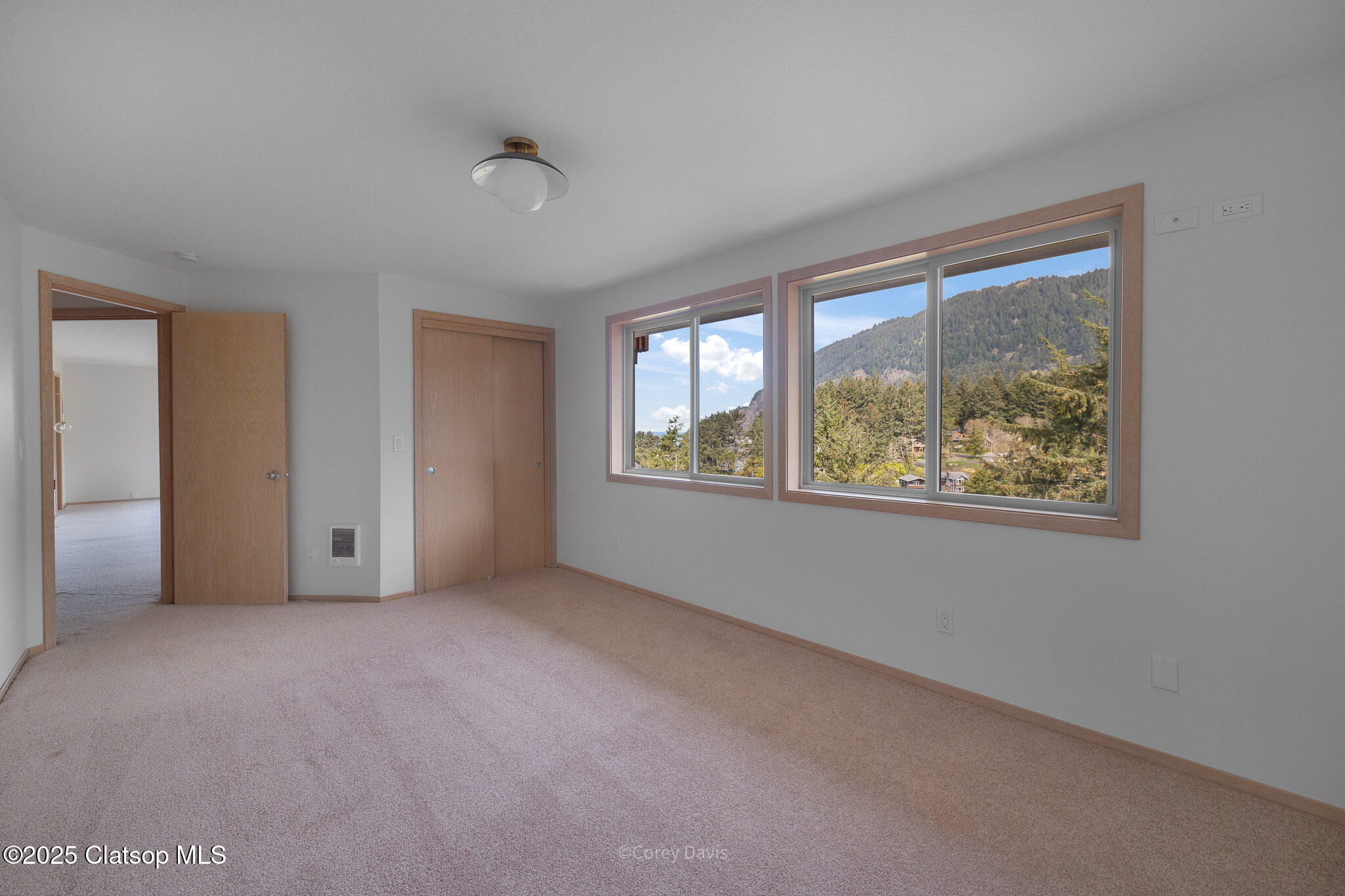 213 University Avenue Property Photo 28
