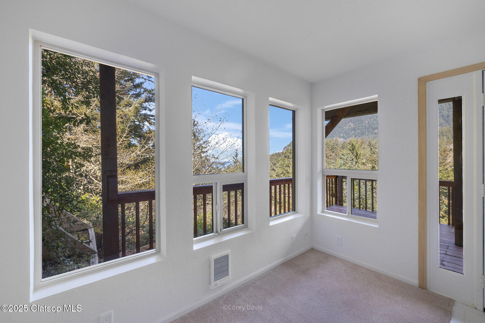 213 University Avenue Property Photo 38