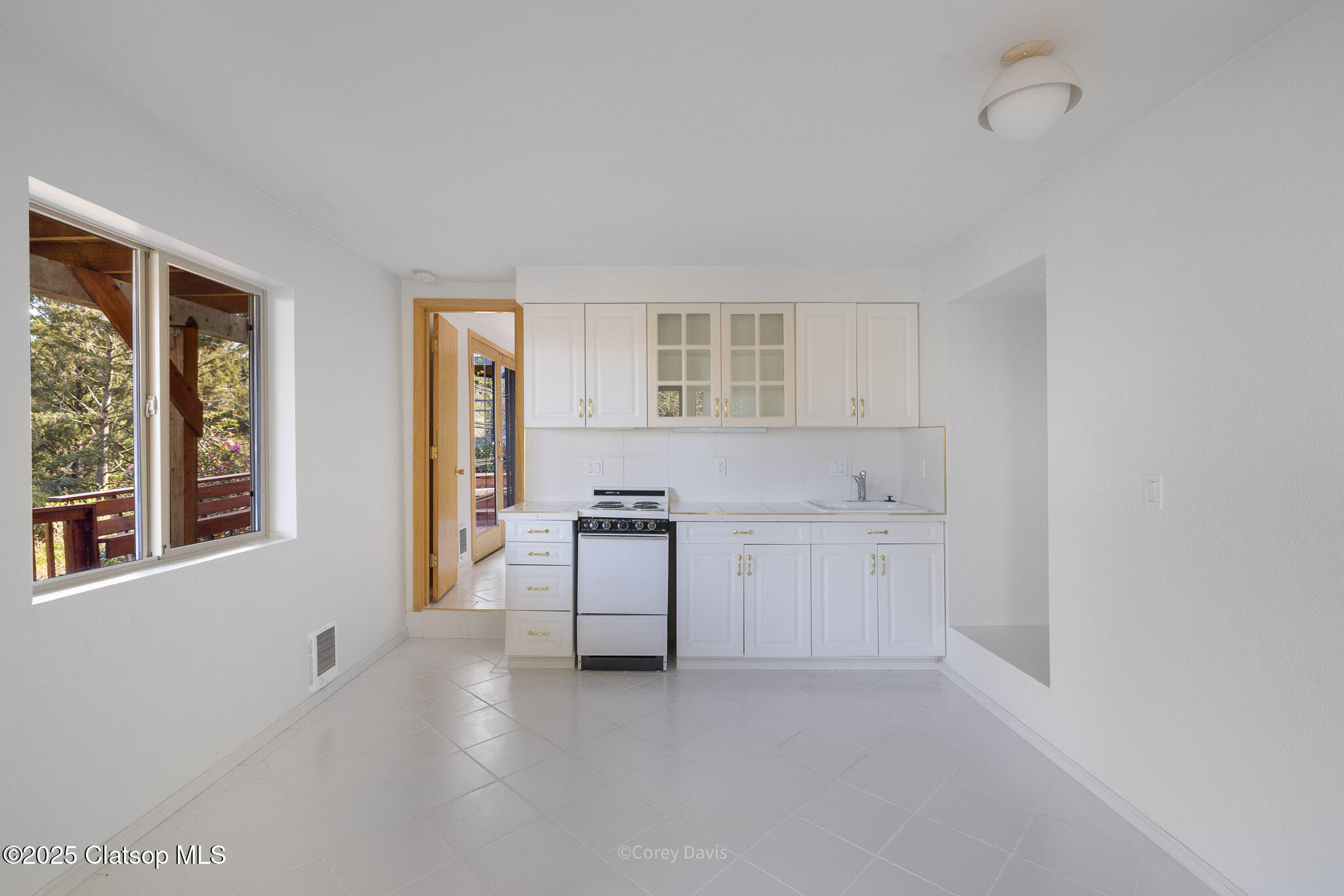 213 University Avenue Property Photo 39