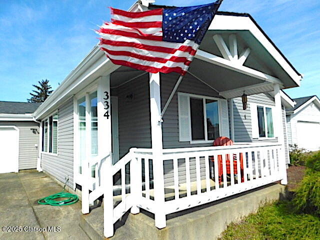 1100 Nw Warrenton Property Photo 3