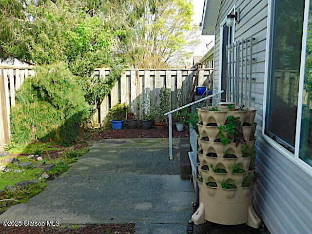1100 Nw Warrenton Property Photo 6