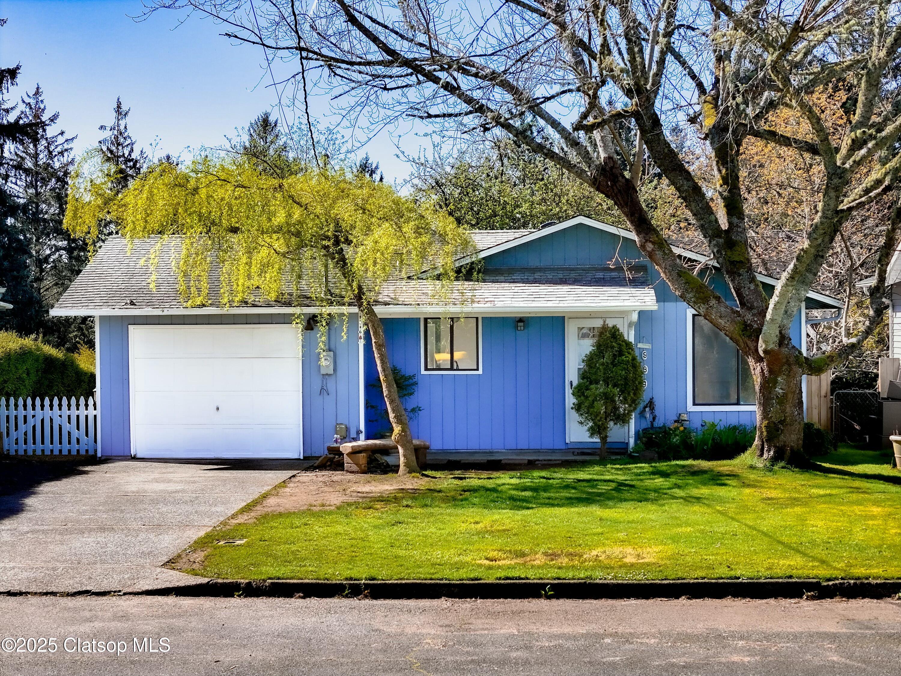 939 Clatsop Avenue Property Photo