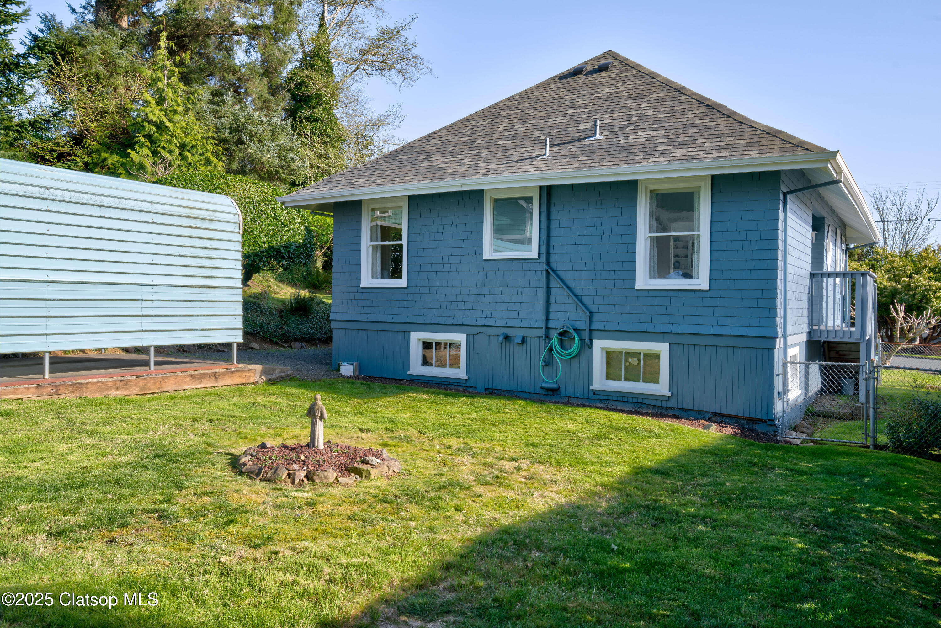 884 Niagara Avenue Property Photo 2