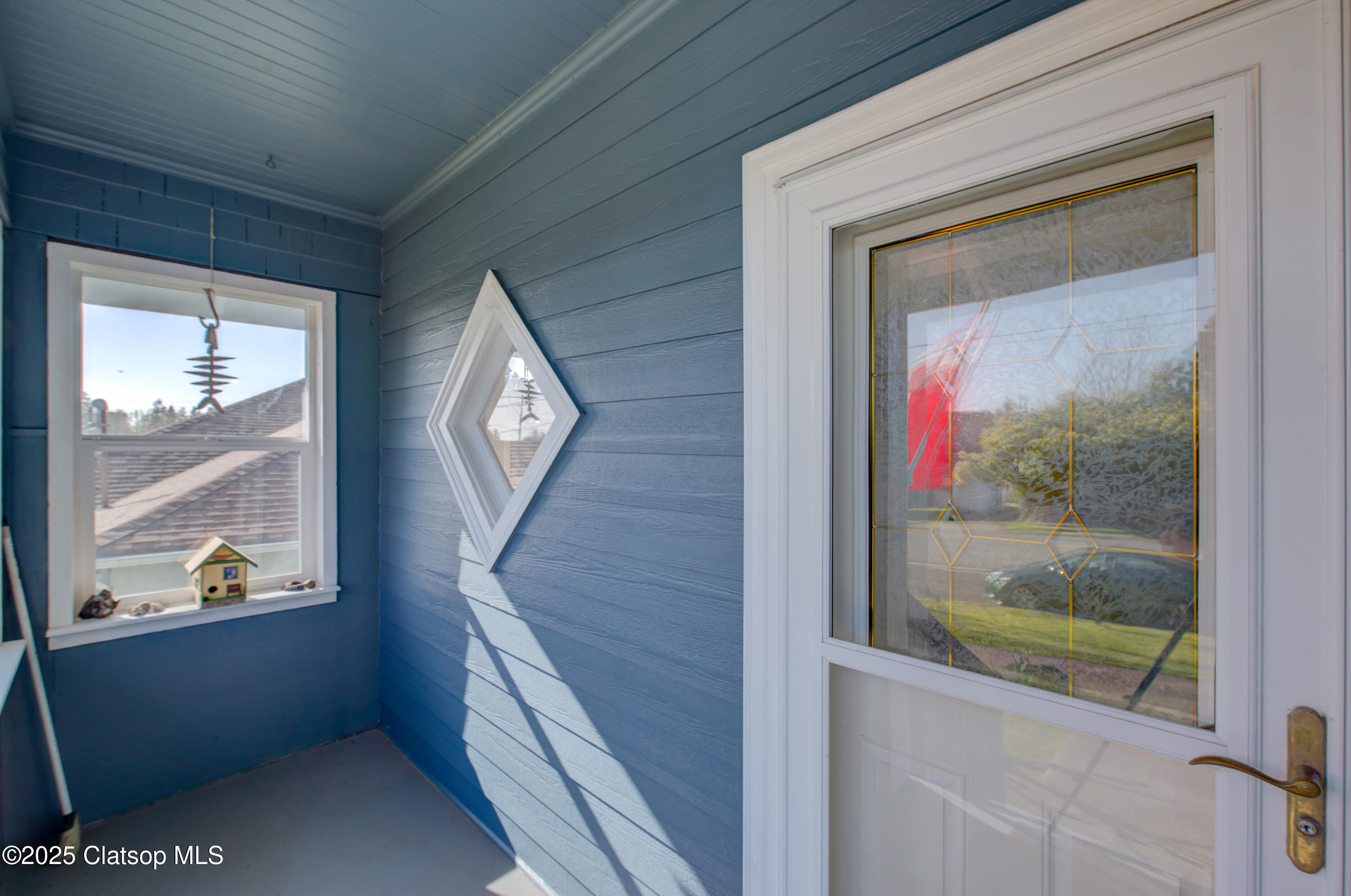 884 Niagara Avenue Property Photo 8
