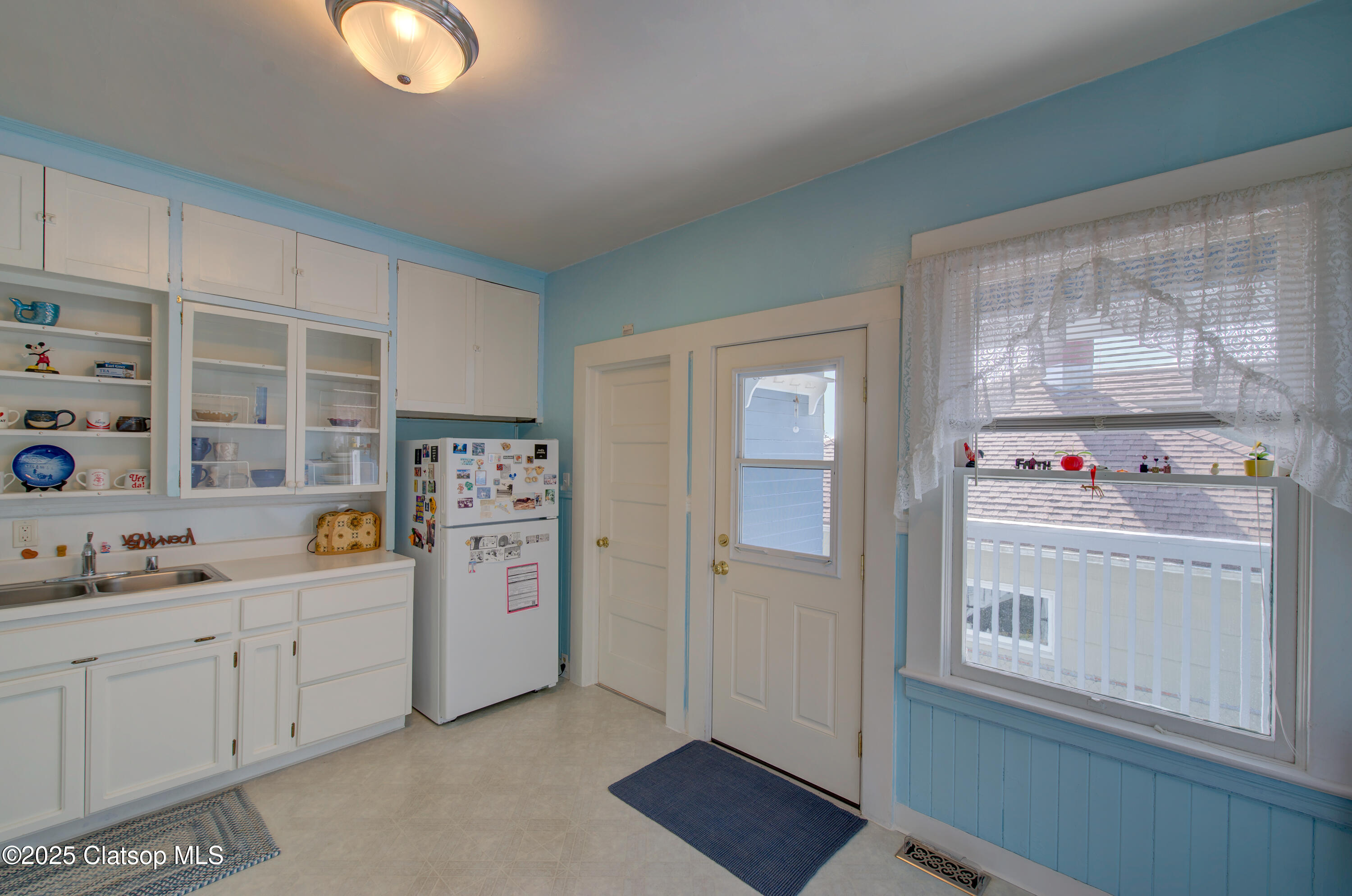 884 Niagara Avenue Property Photo 17