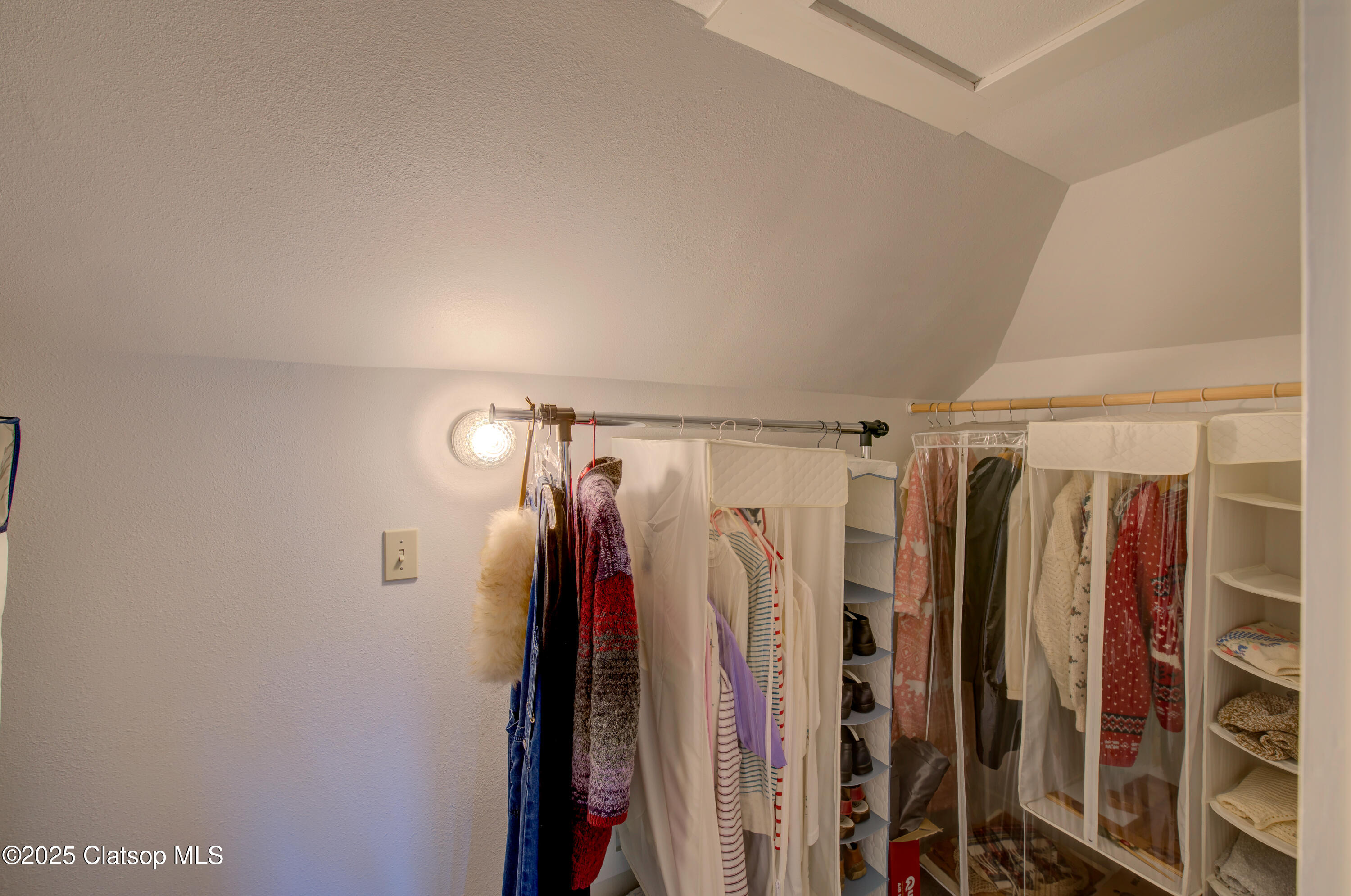 884 Niagara Avenue Property Photo 33