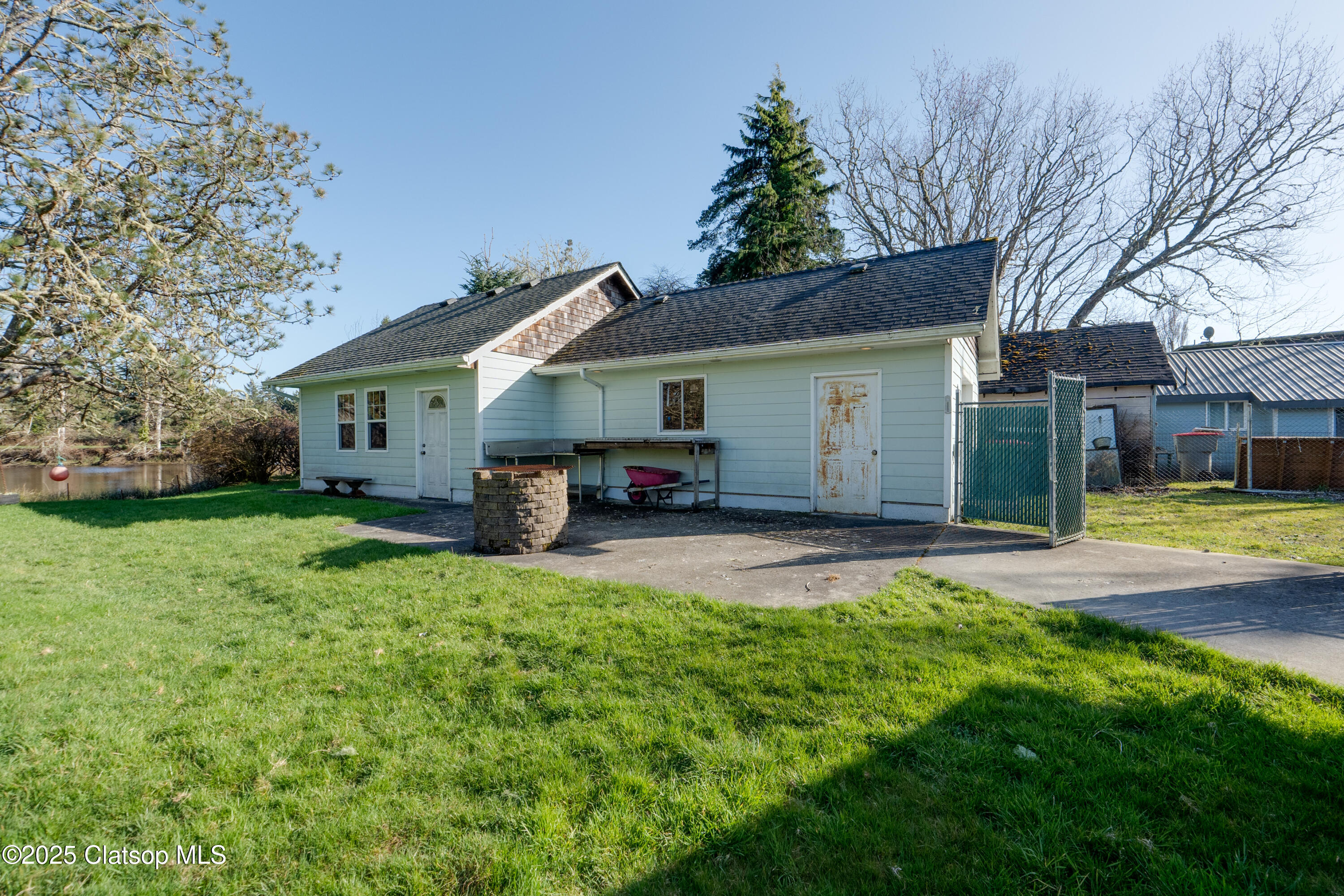 878 Nw Warrenton Drive Property Photo 17