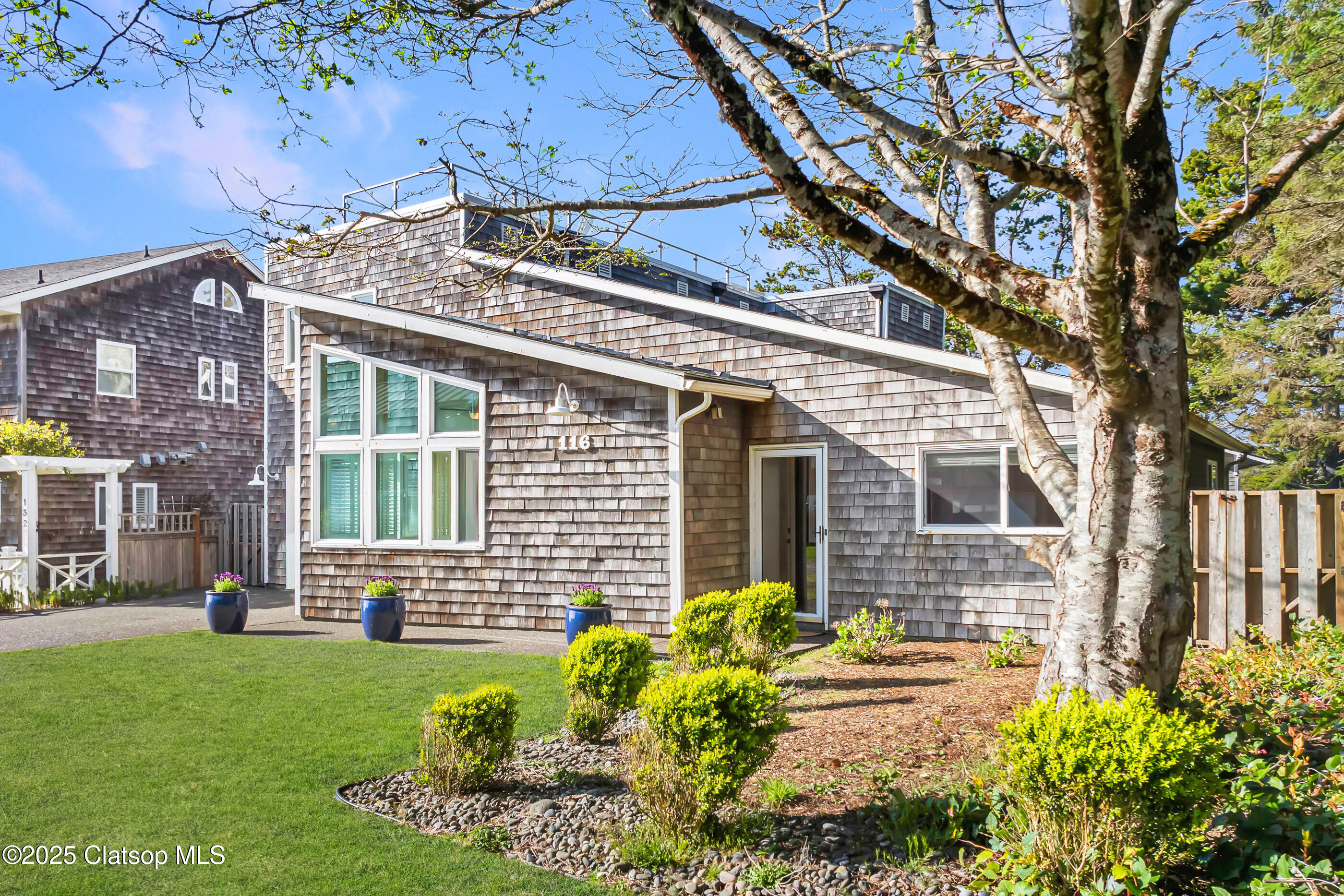 116 W Watts Way Property Photo 1