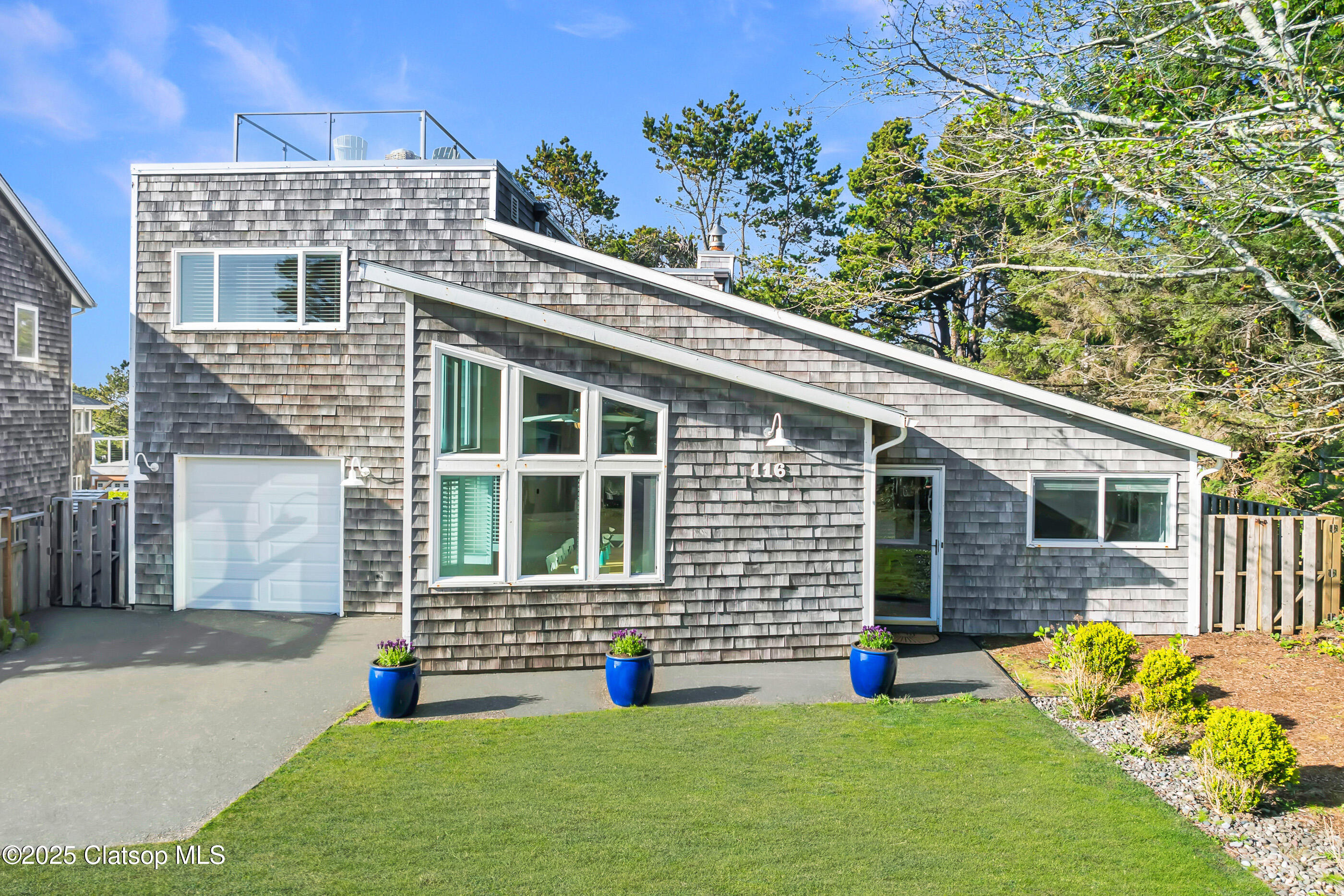 116 W Watts Way Property Photo 3