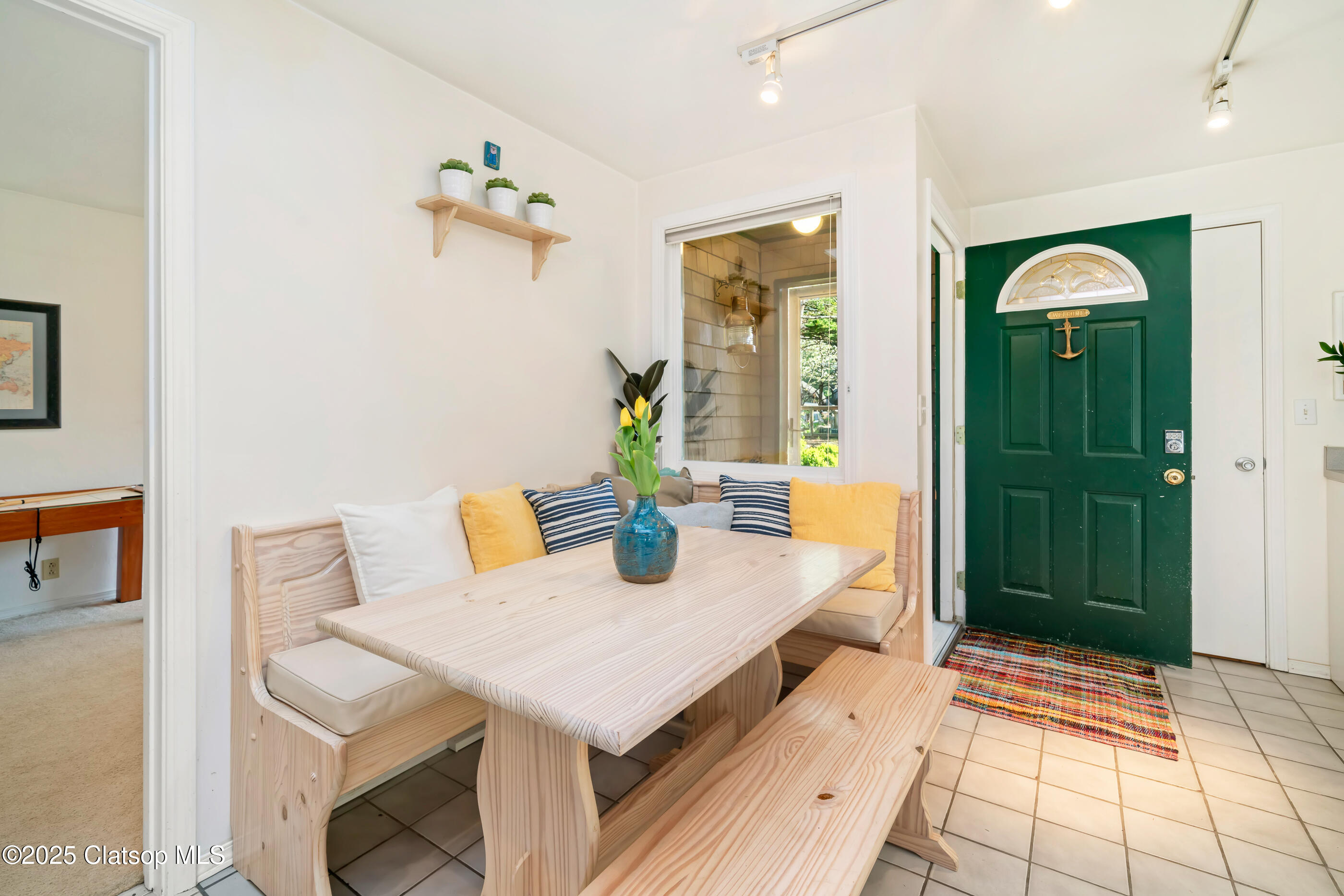 116 W Watts Way Property Photo 8