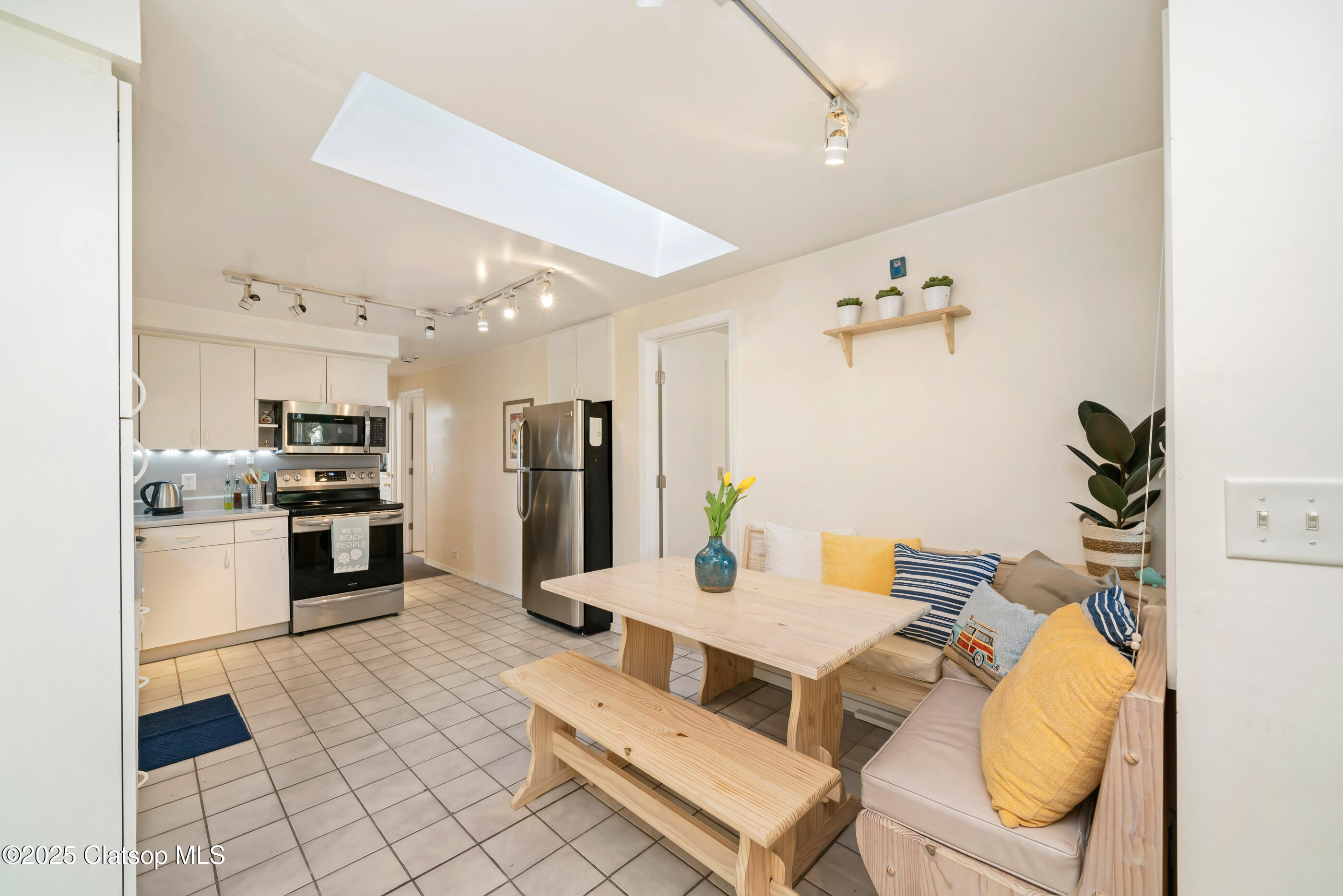 116 W Watts Way Property Photo 10