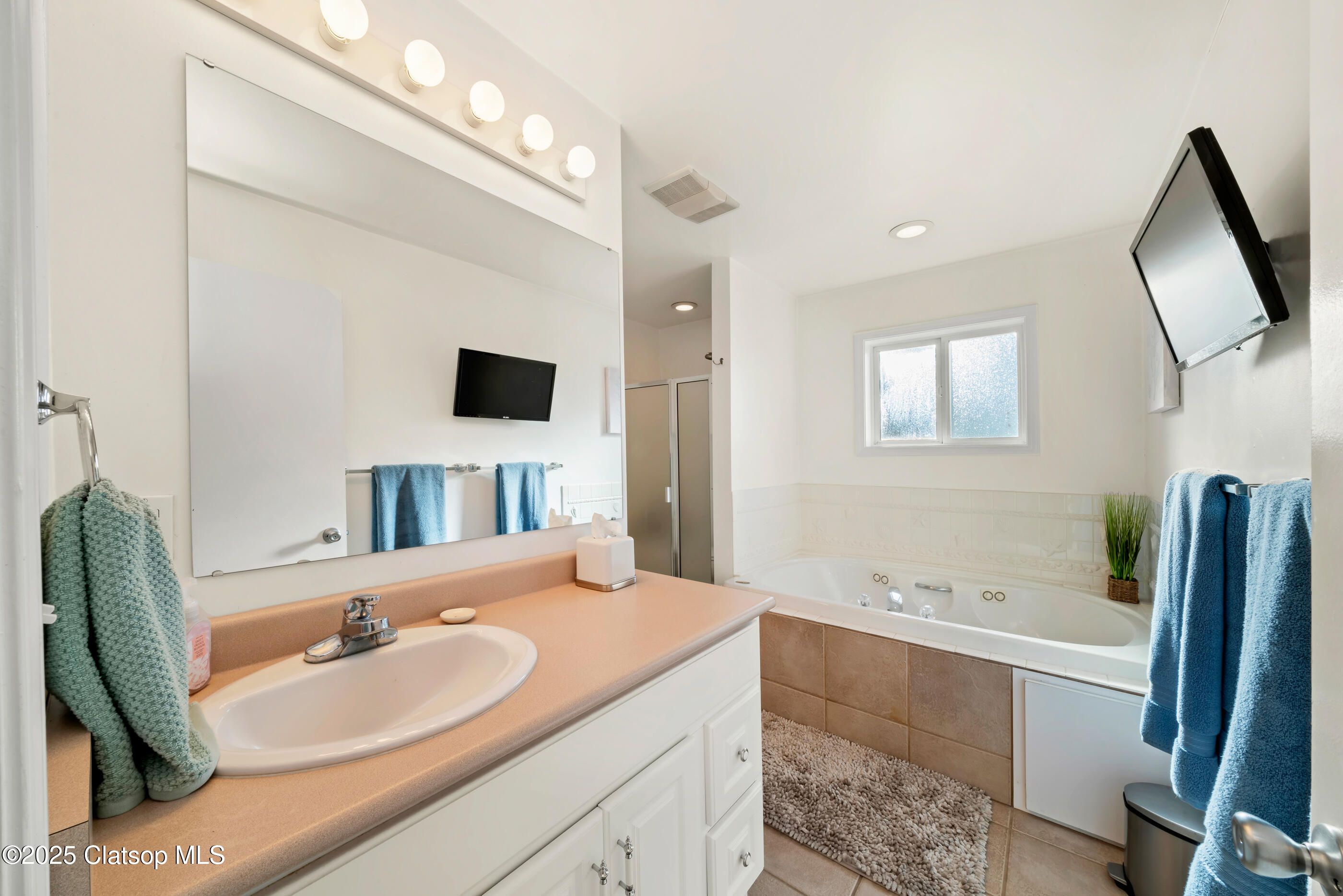 116 W Watts Way Property Photo 35