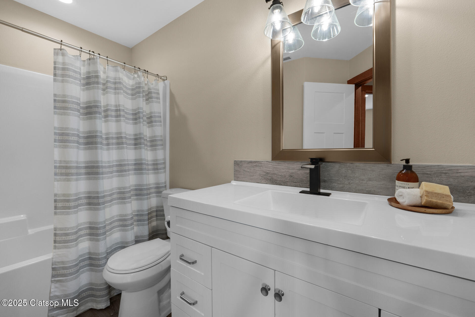 1586 Se Honeysuckle Loop Property Photo 18