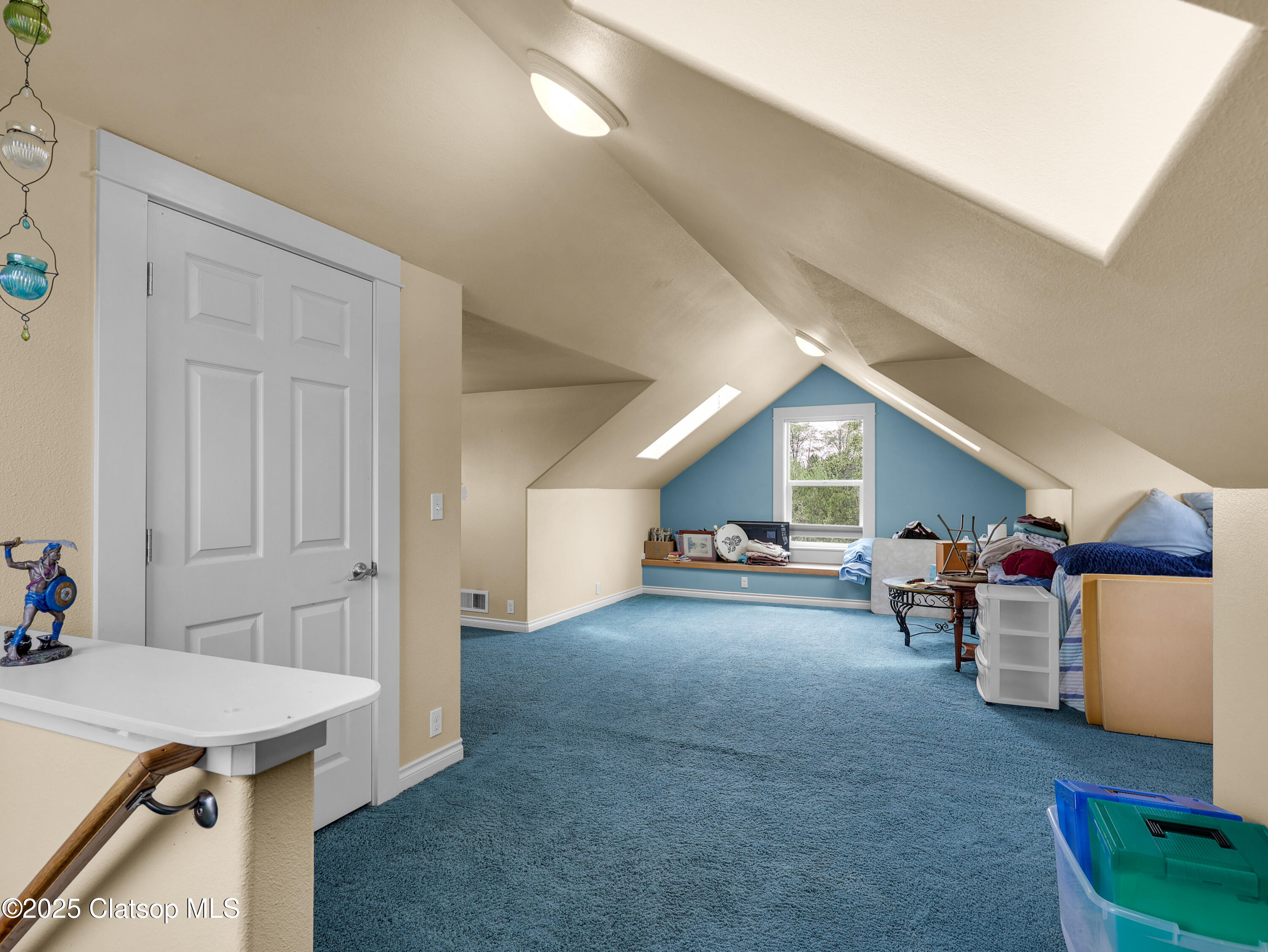 825 Se Skipanon Court Property Photo 12