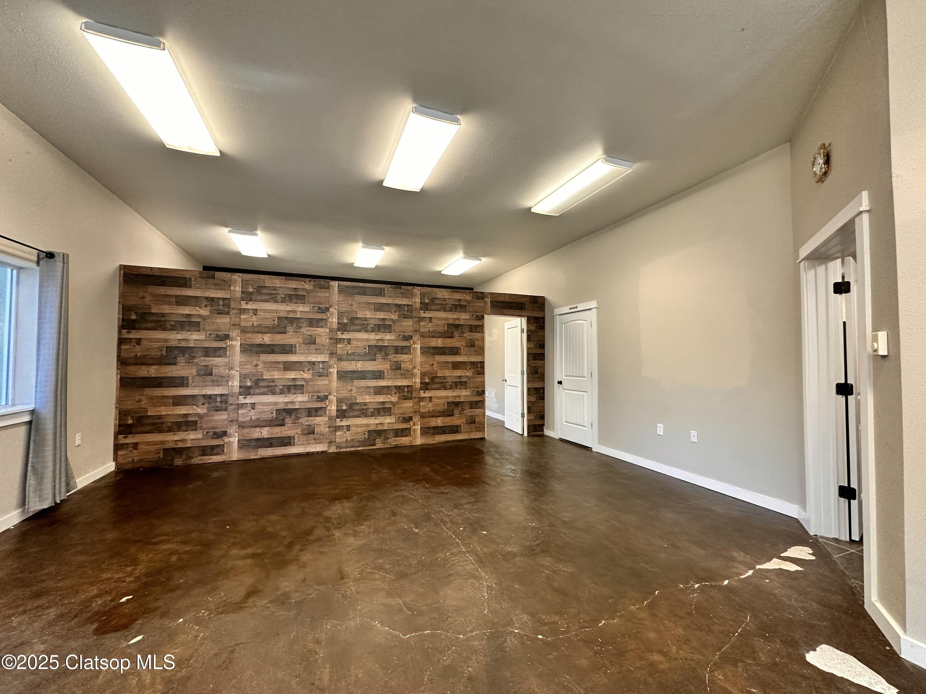 586 S Main Avenue Property Photo 6