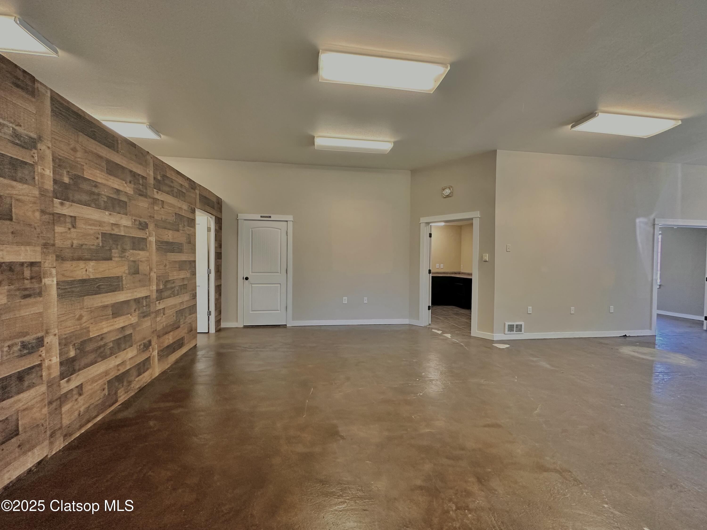 586 S Main Avenue Property Photo 7