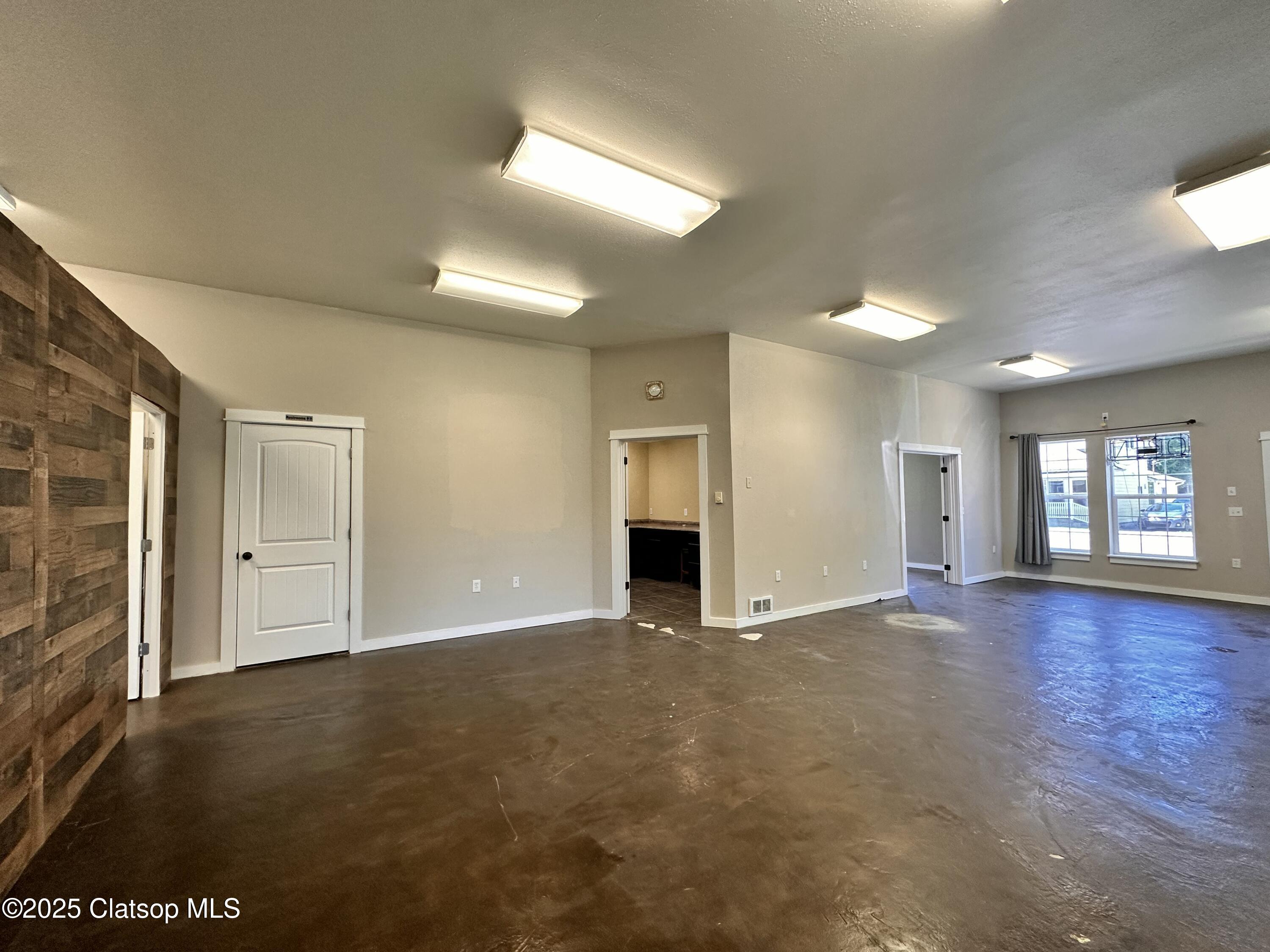 586 S Main Avenue Property Photo 8