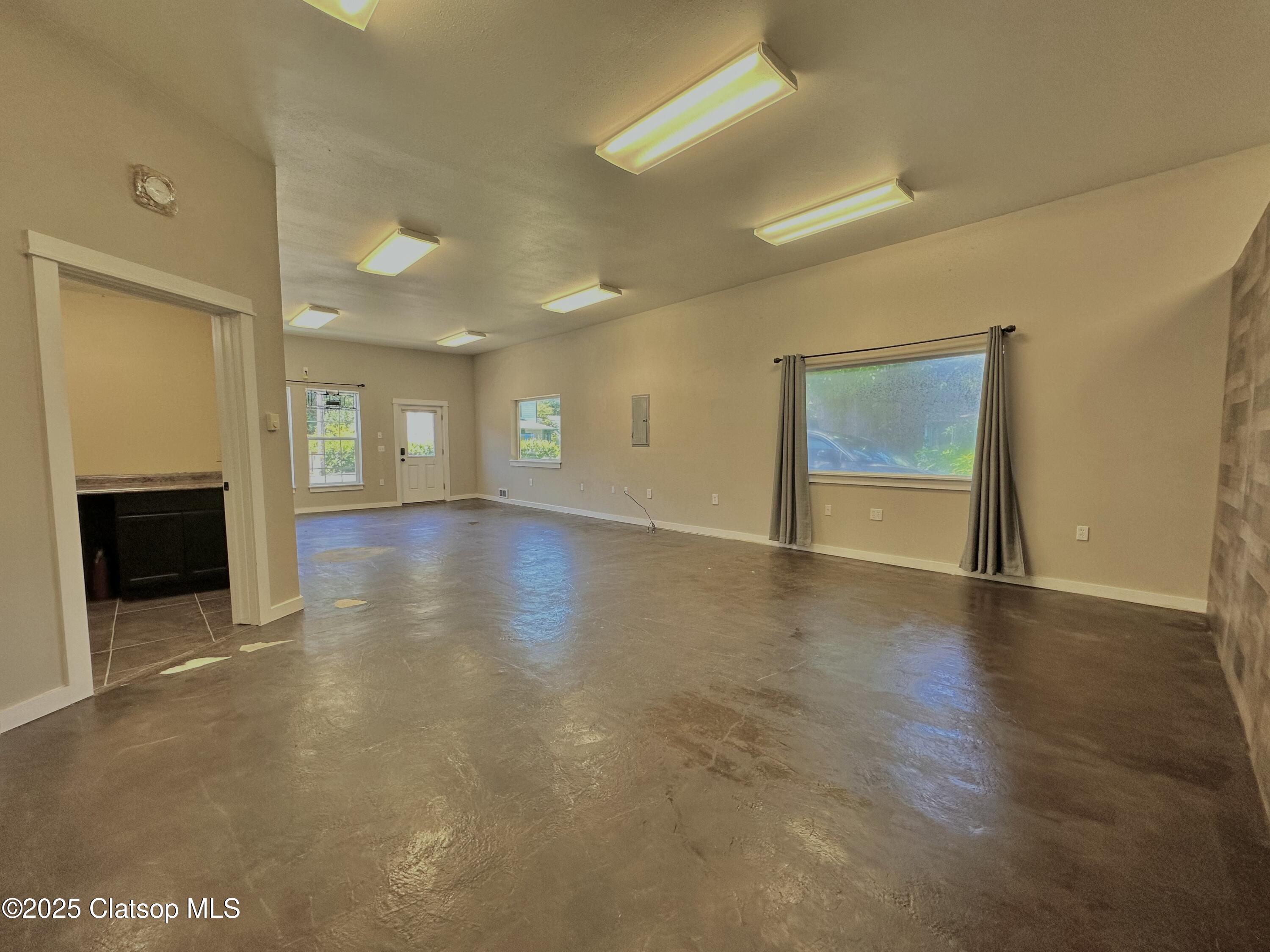 586 S Main Avenue Property Photo 9