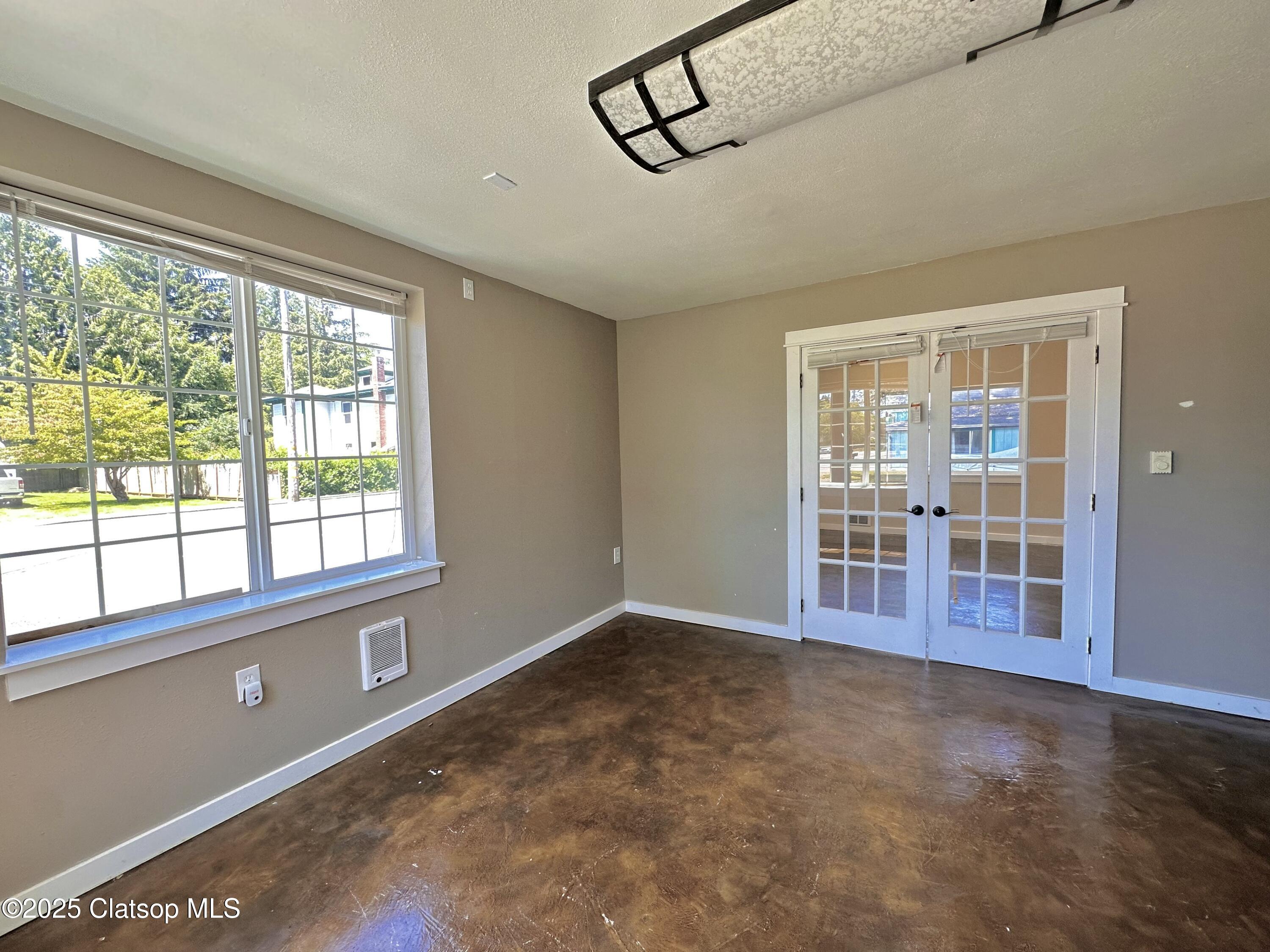 586 S Main Avenue Property Photo 14
