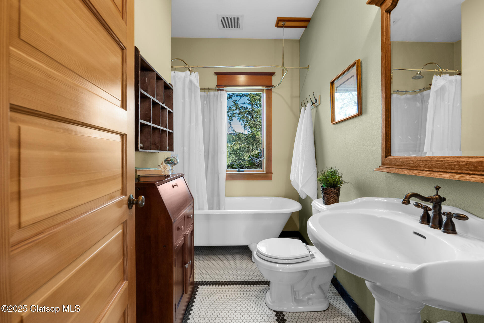 556 N Laurel Street Property Photo 30