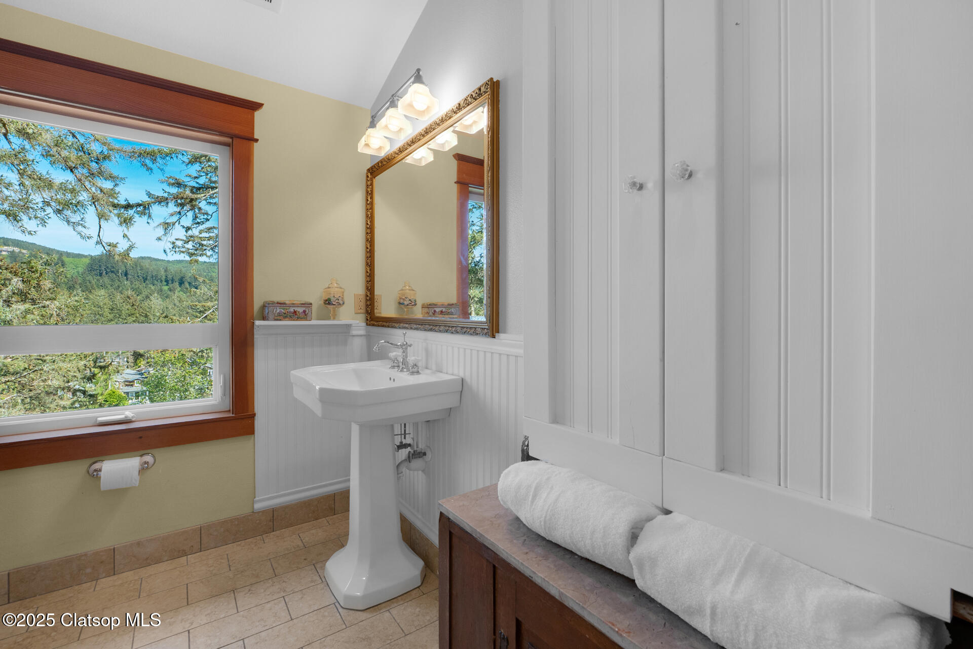 556 N Laurel Street Property Photo 39