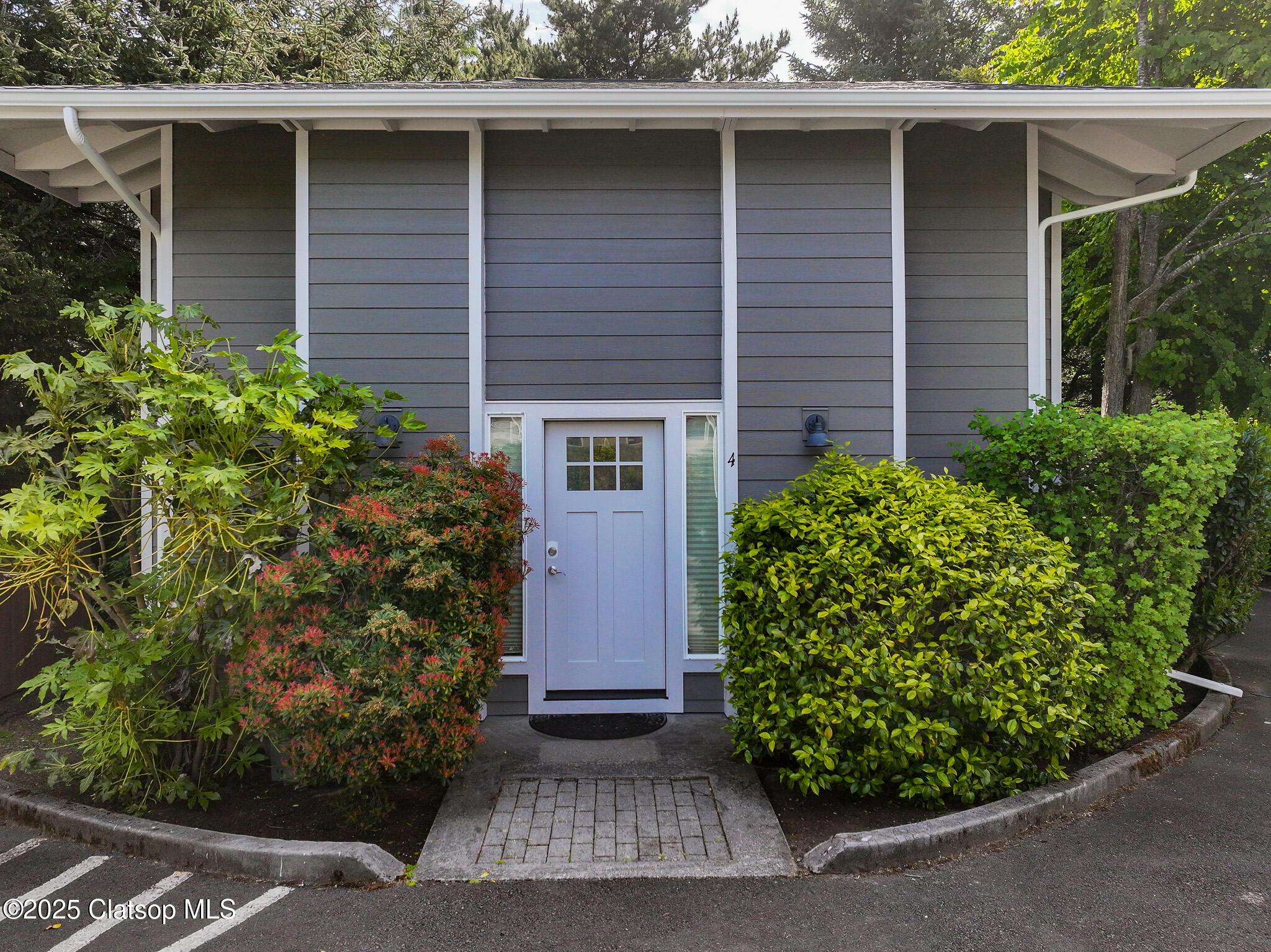 160 E Siuslaw Street Property Photo 1