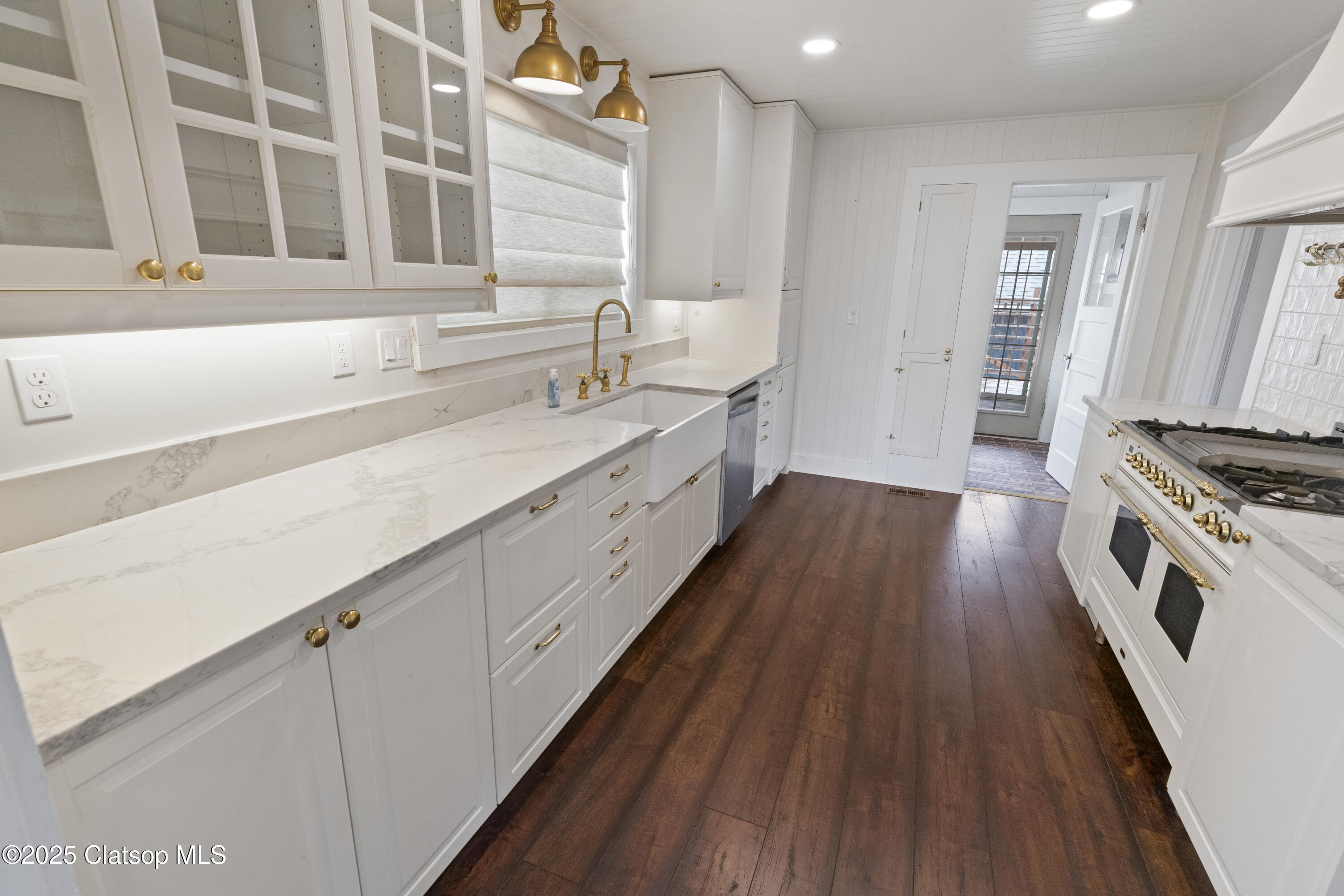 240 5th Avenue Property Photo 11