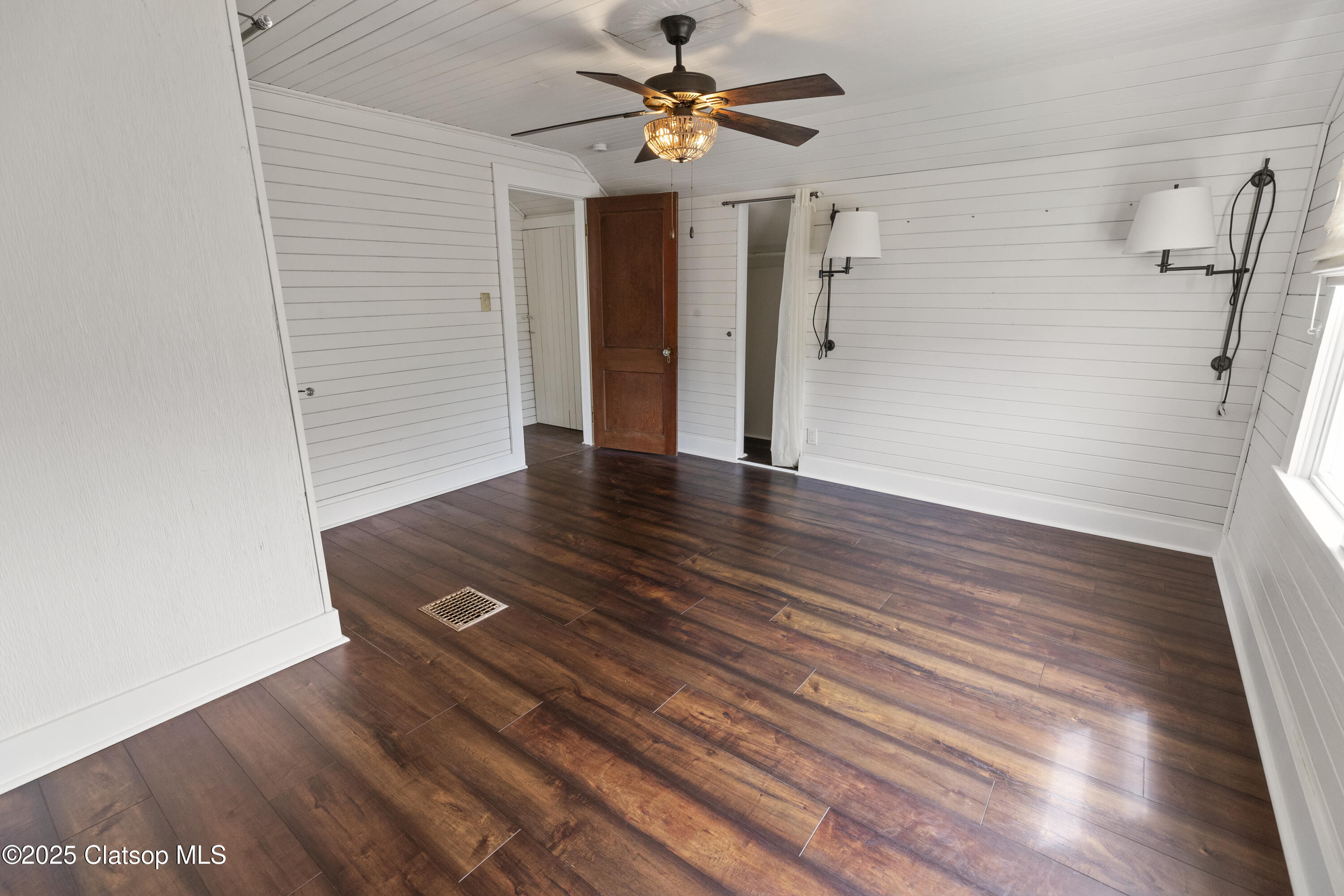 240 5th Avenue Property Photo 24