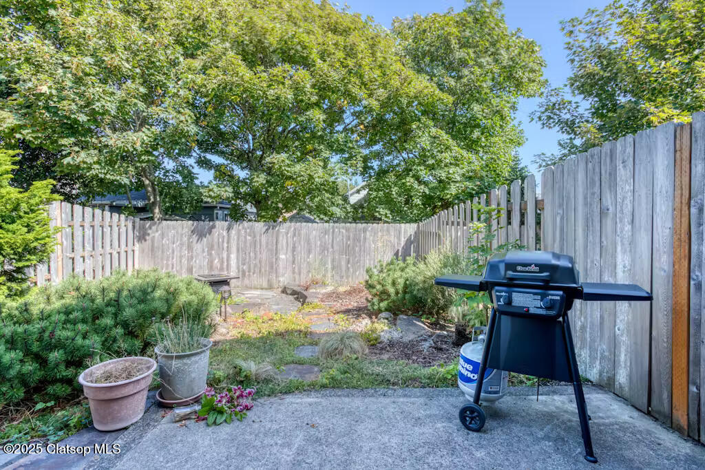 1061 S Columbia Street Property Photo 28