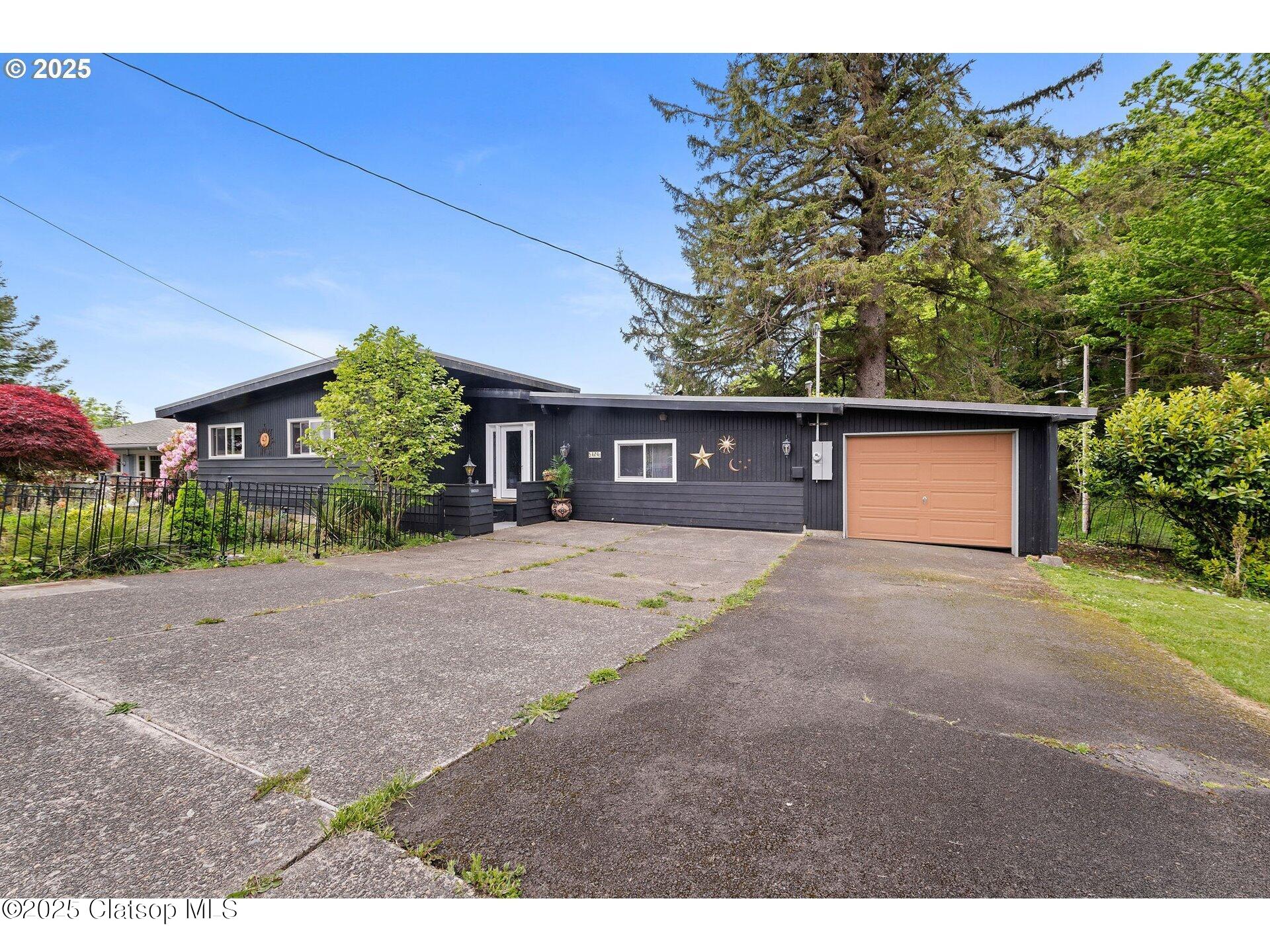 404 Chinook Avenue Property Photo 1