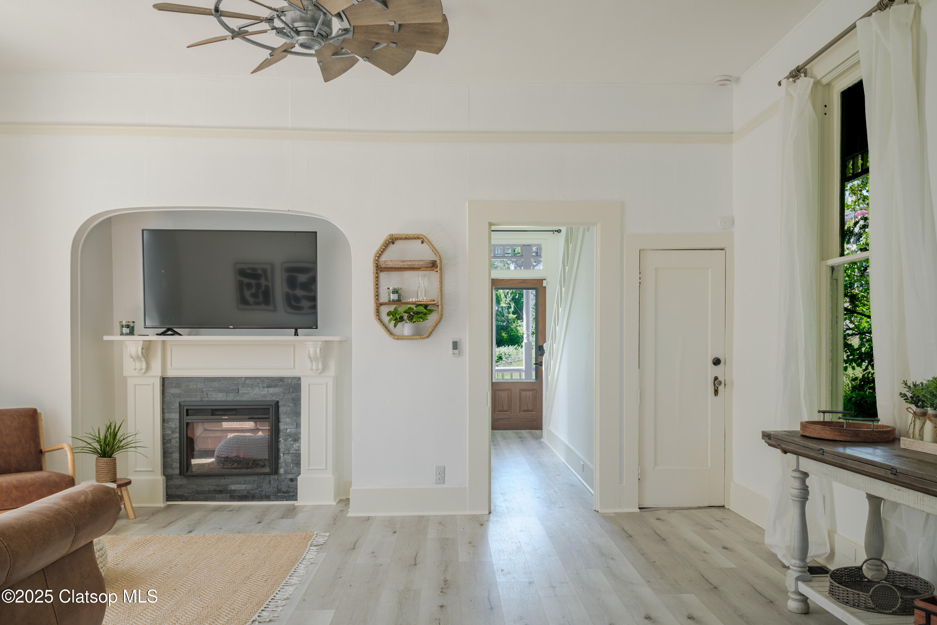 842 Irving Avenue Property Photo 9