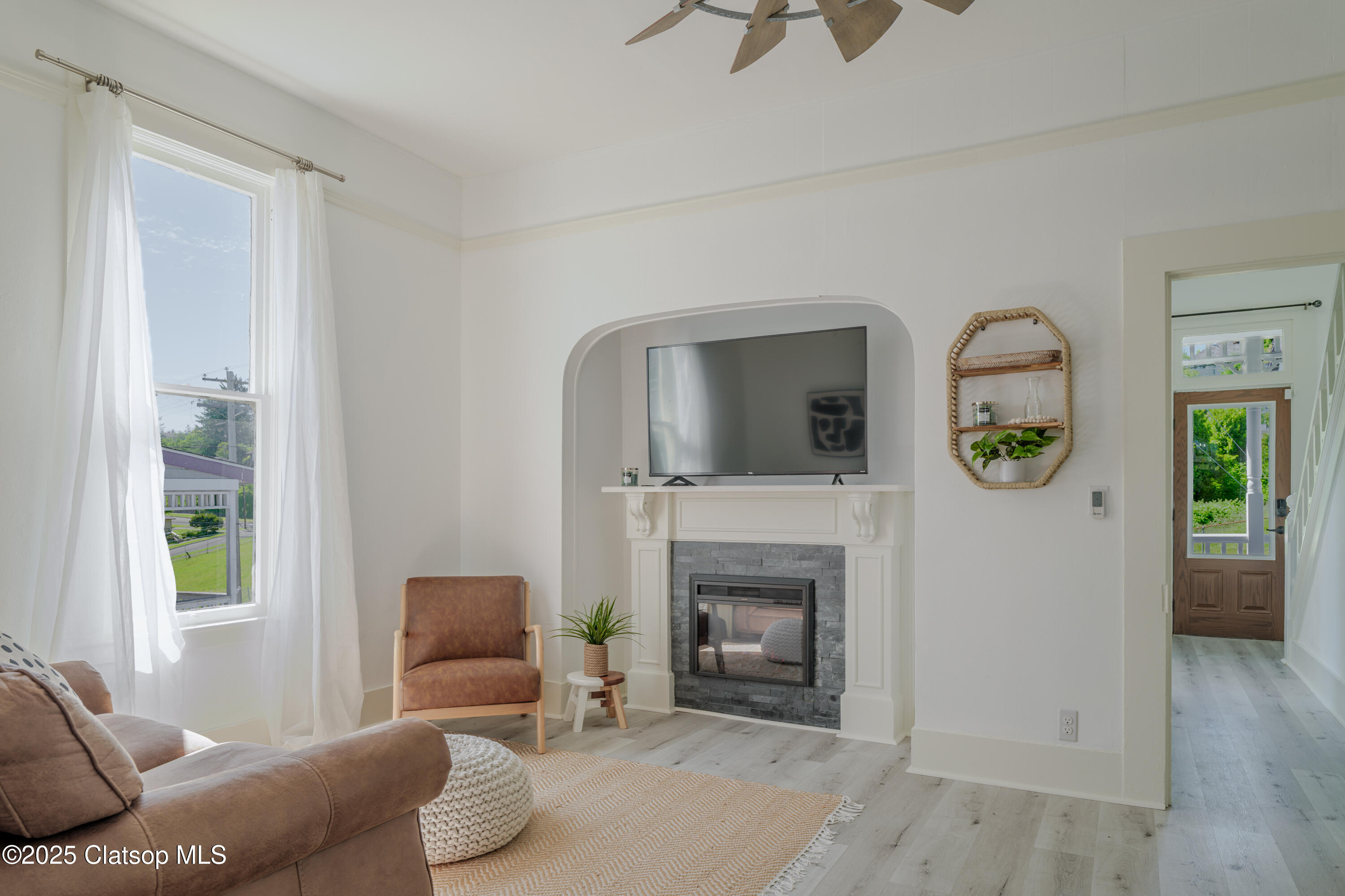 842 Irving Avenue Property Photo 10