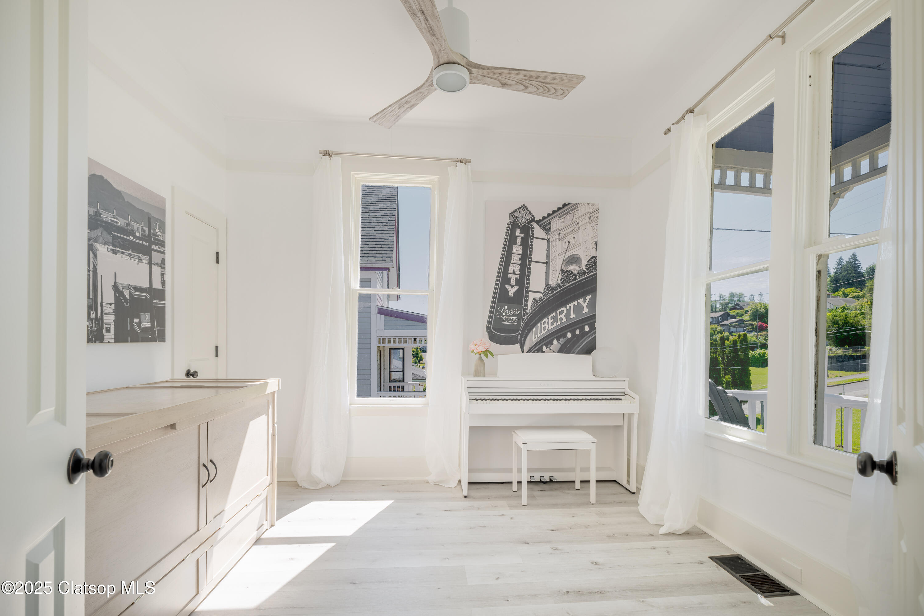 842 Irving Avenue Property Photo 15
