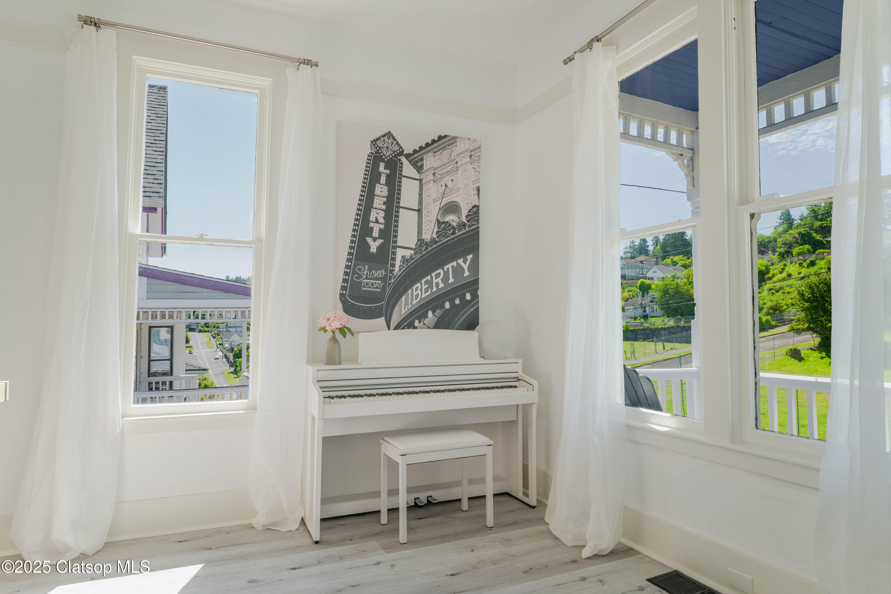 842 Irving Avenue Property Photo 16