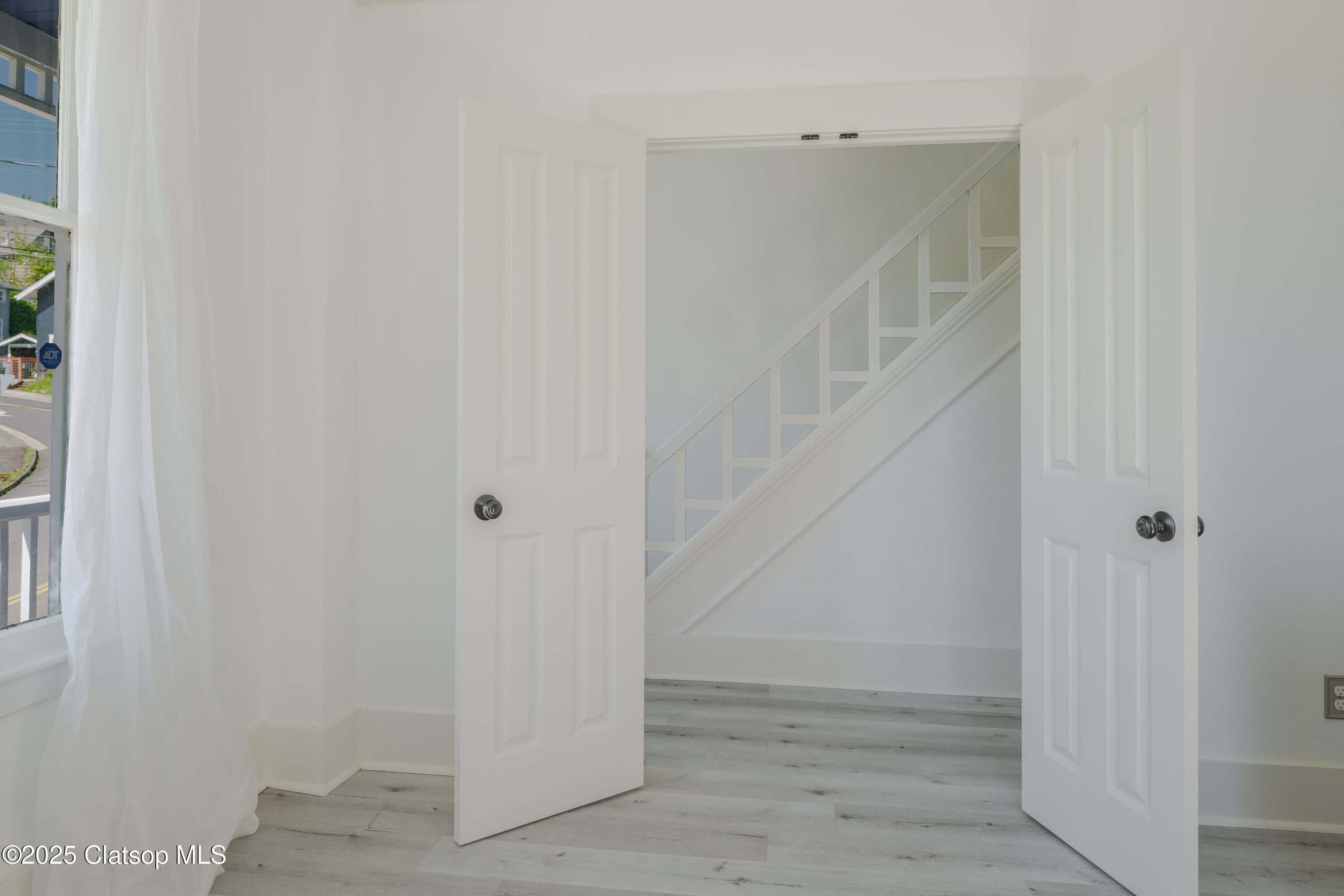 842 Irving Avenue Property Photo 17