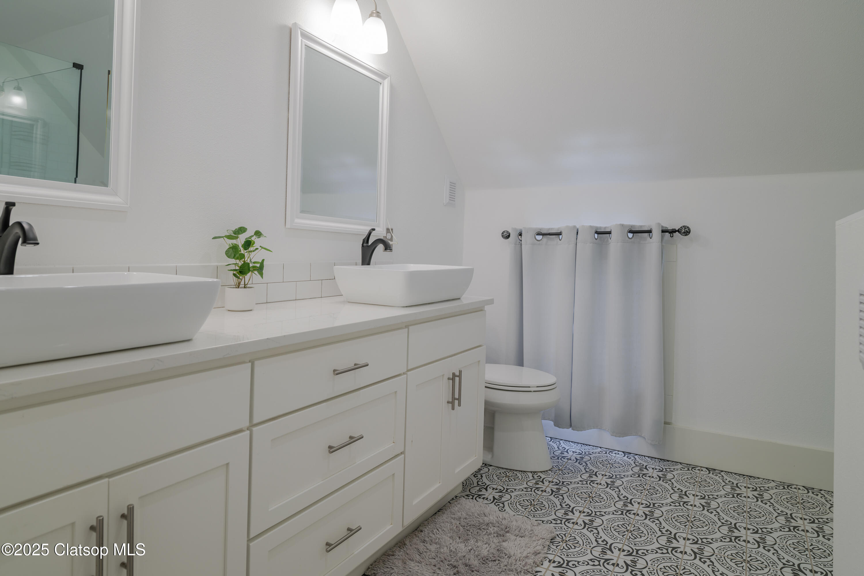 842 Irving Avenue Property Photo 23