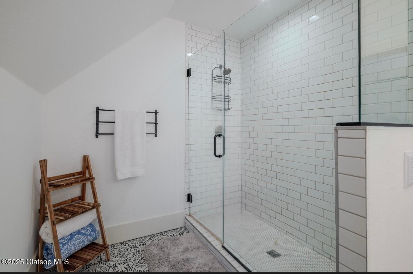 842 Irving Avenue Property Photo 24