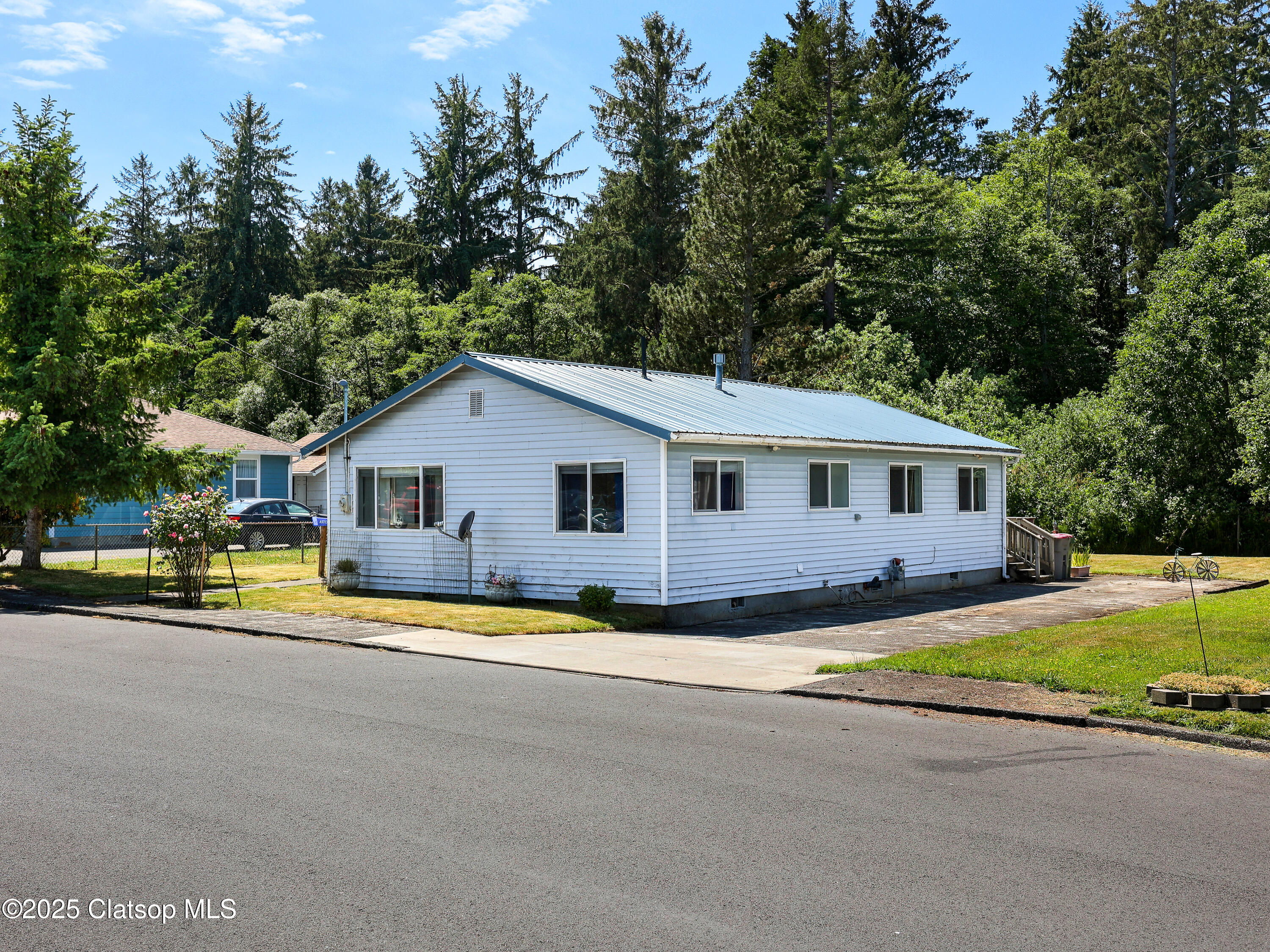 125 Sw Cedar Avenue Property Photo 2