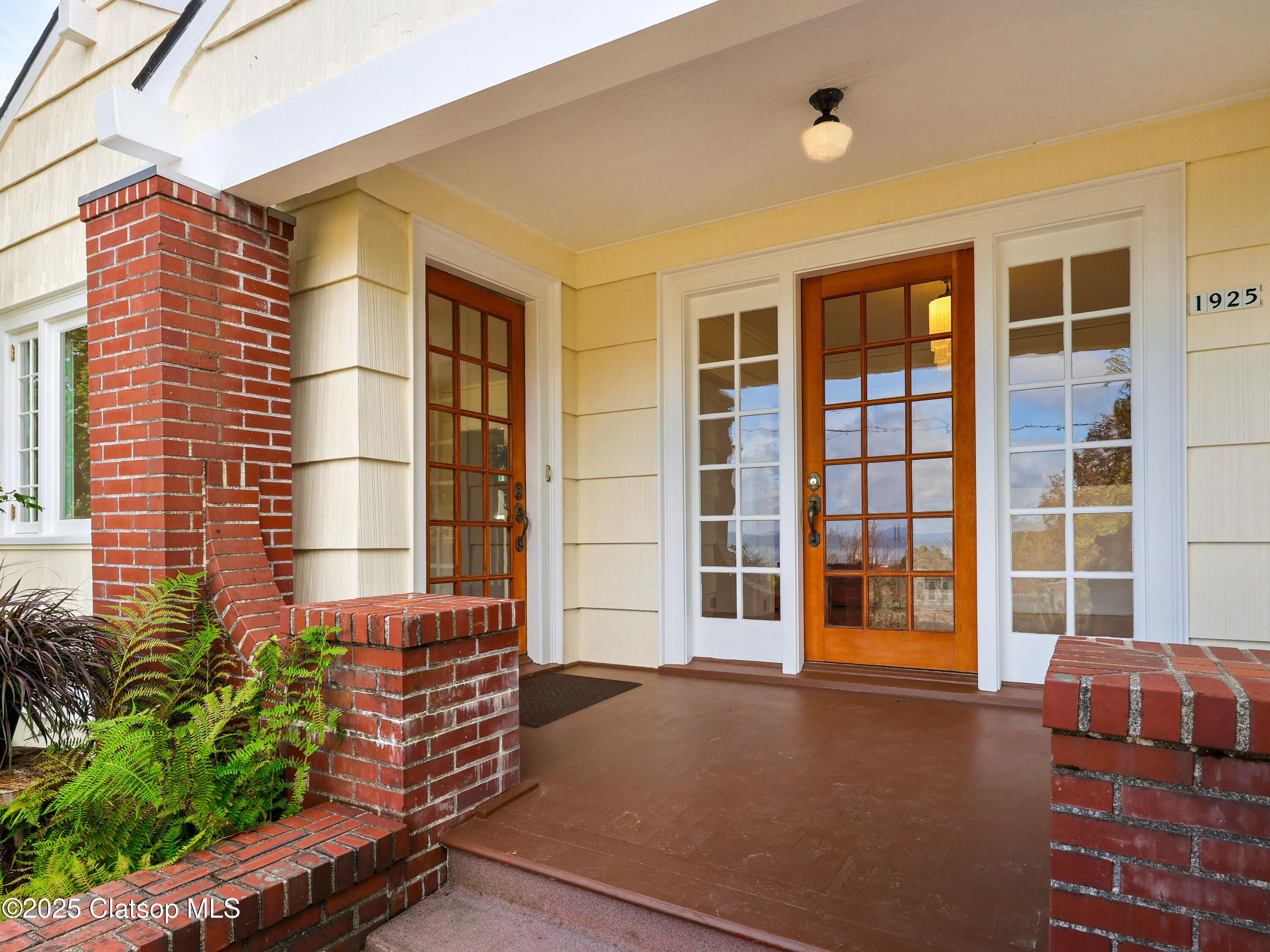 1925 Irving Avenue Property Photo 3