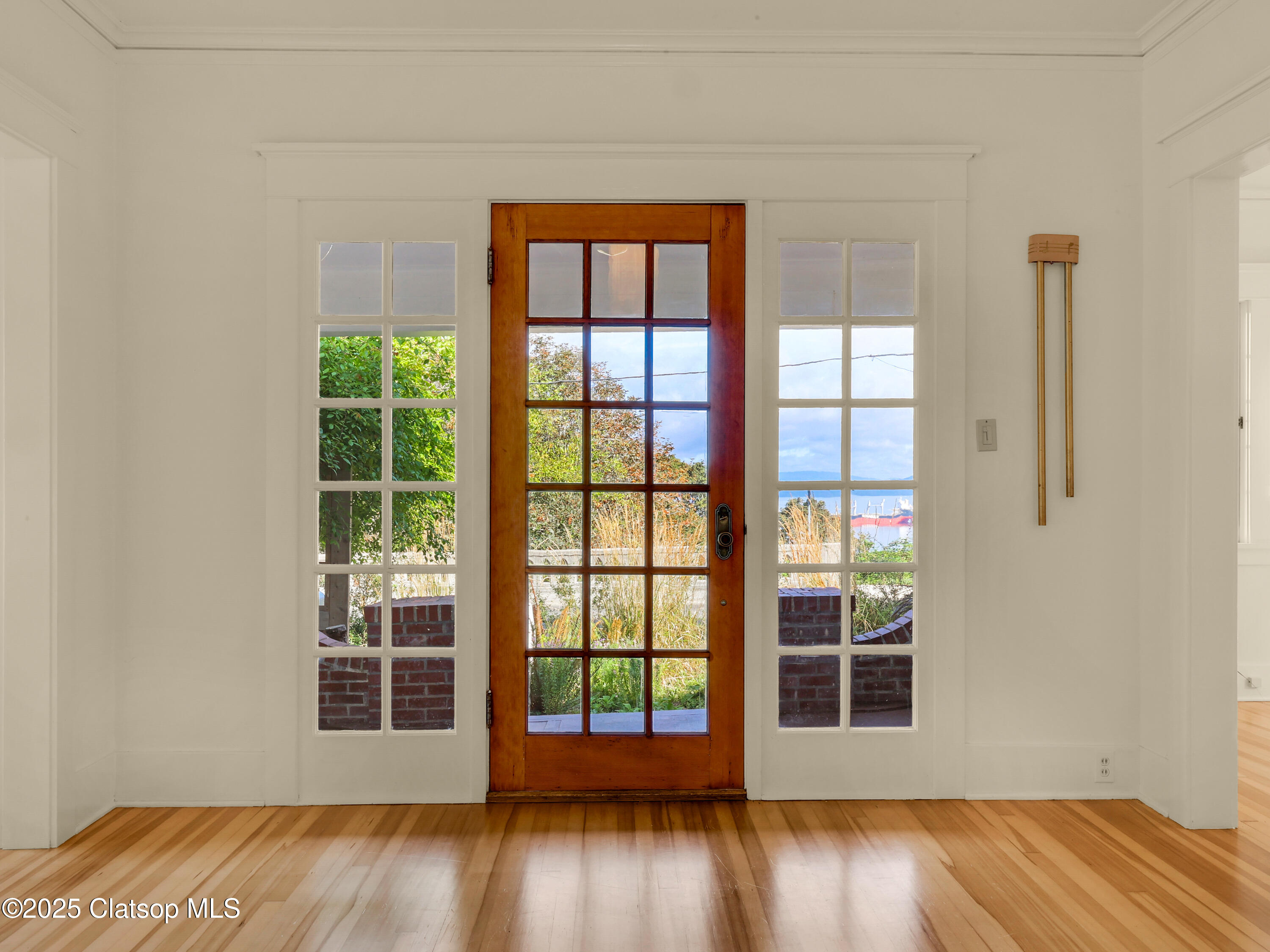 1925 Irving Avenue Property Photo 5