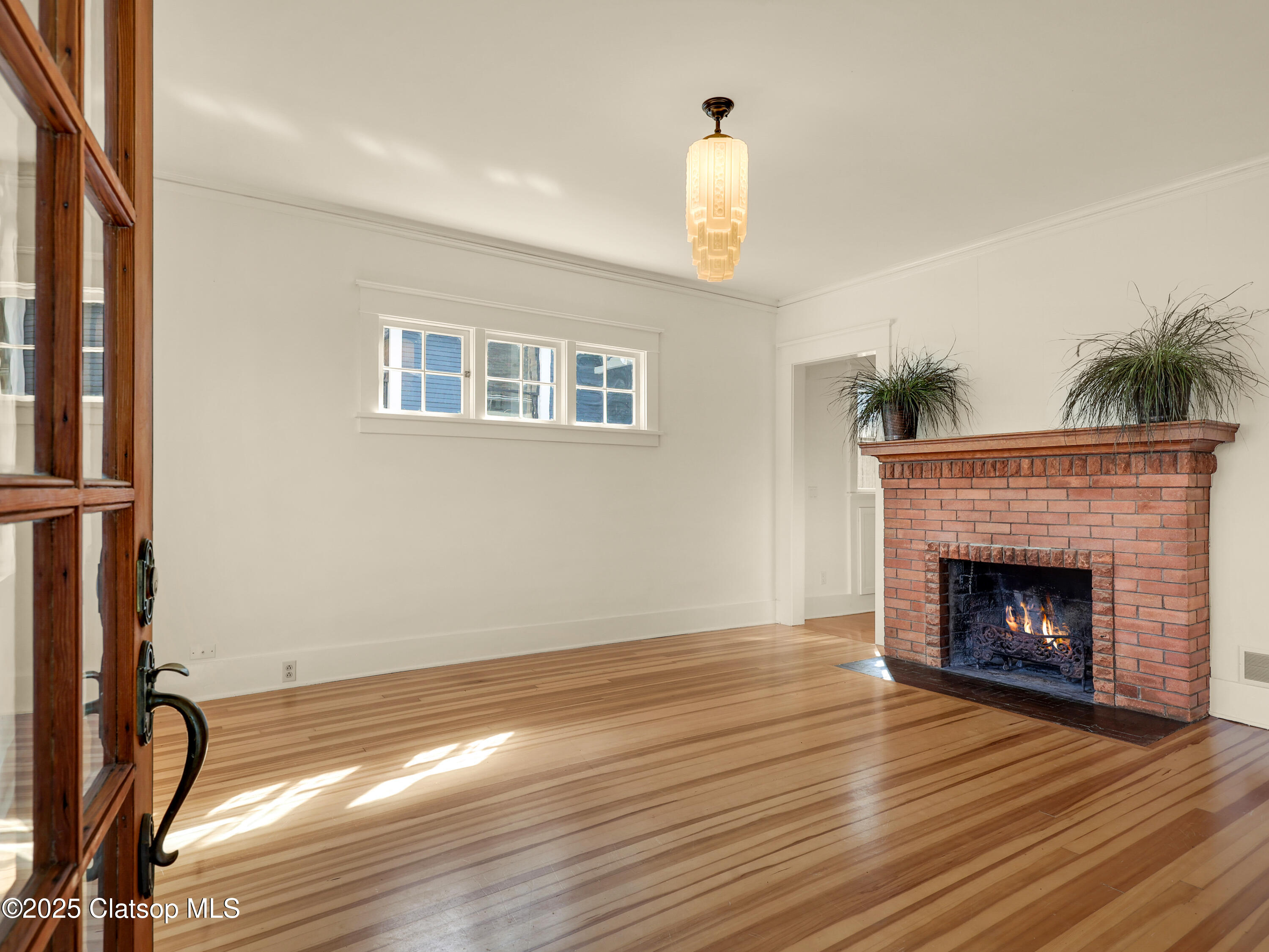 1925 Irving Avenue Property Photo 6
