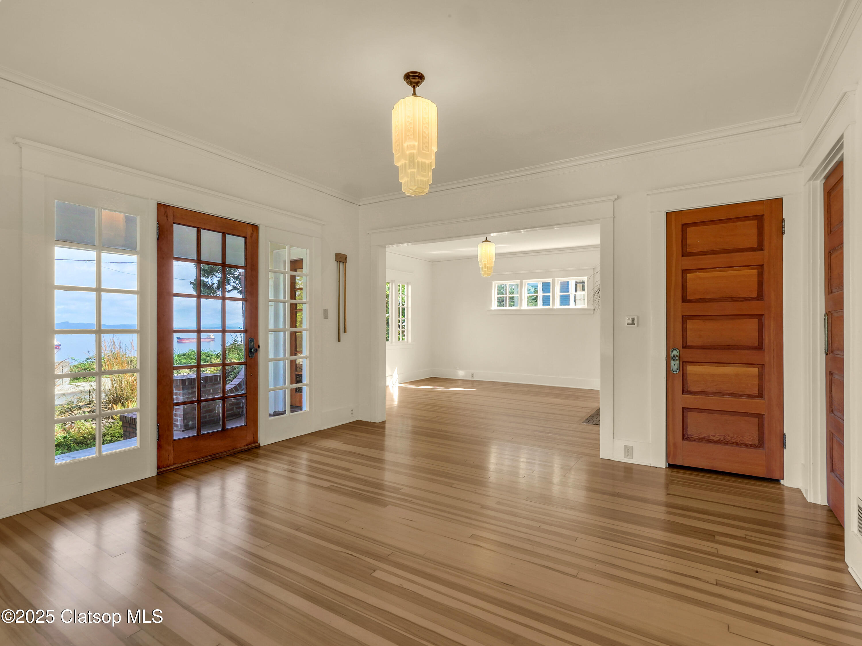 1925 Irving Avenue Property Photo 7