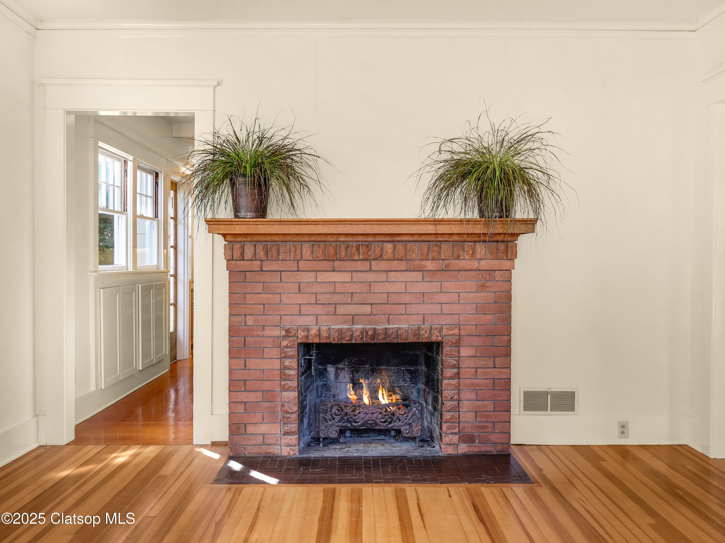 1925 Irving Avenue Property Photo 9