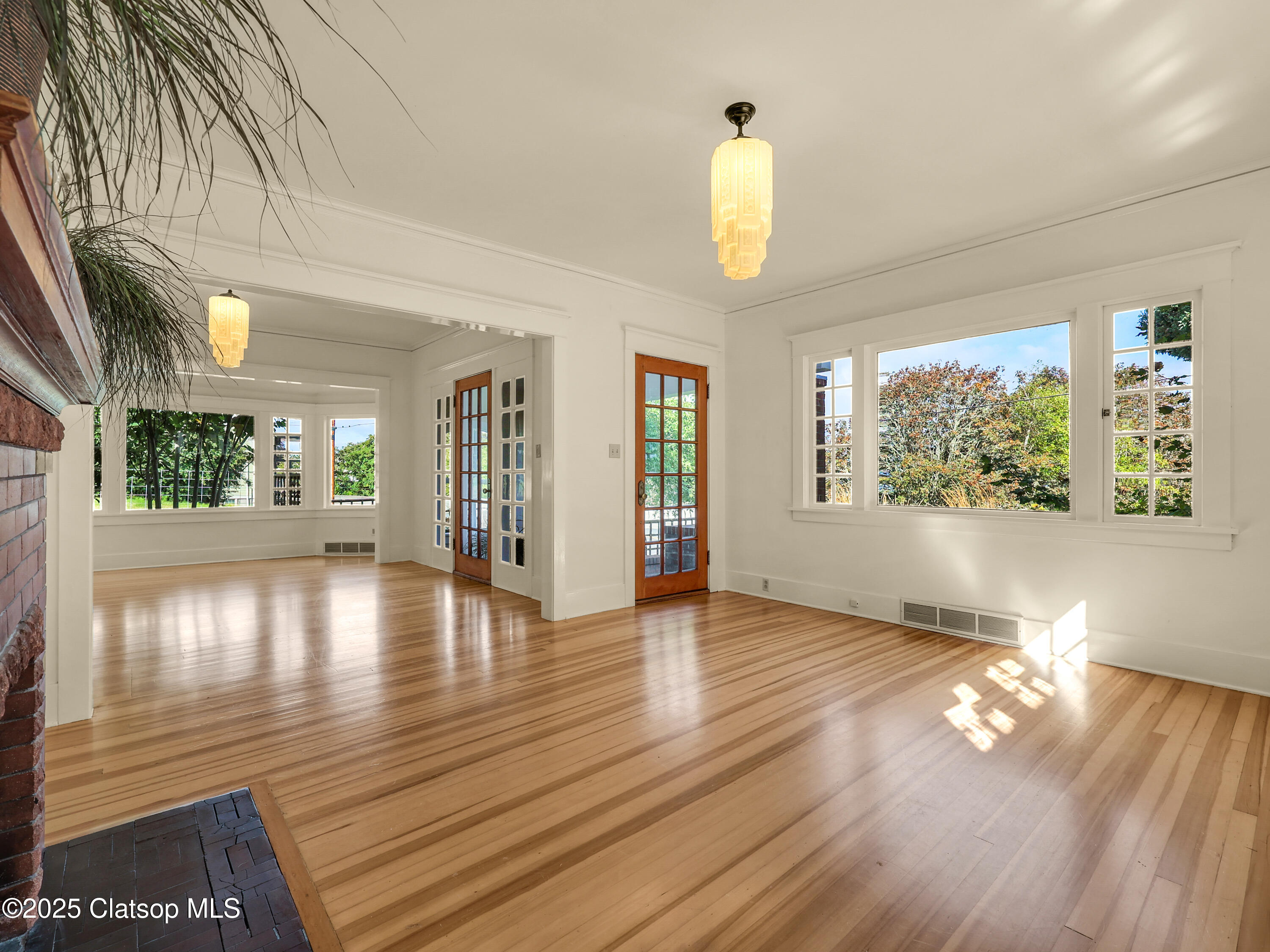 1925 Irving Avenue Property Photo 10