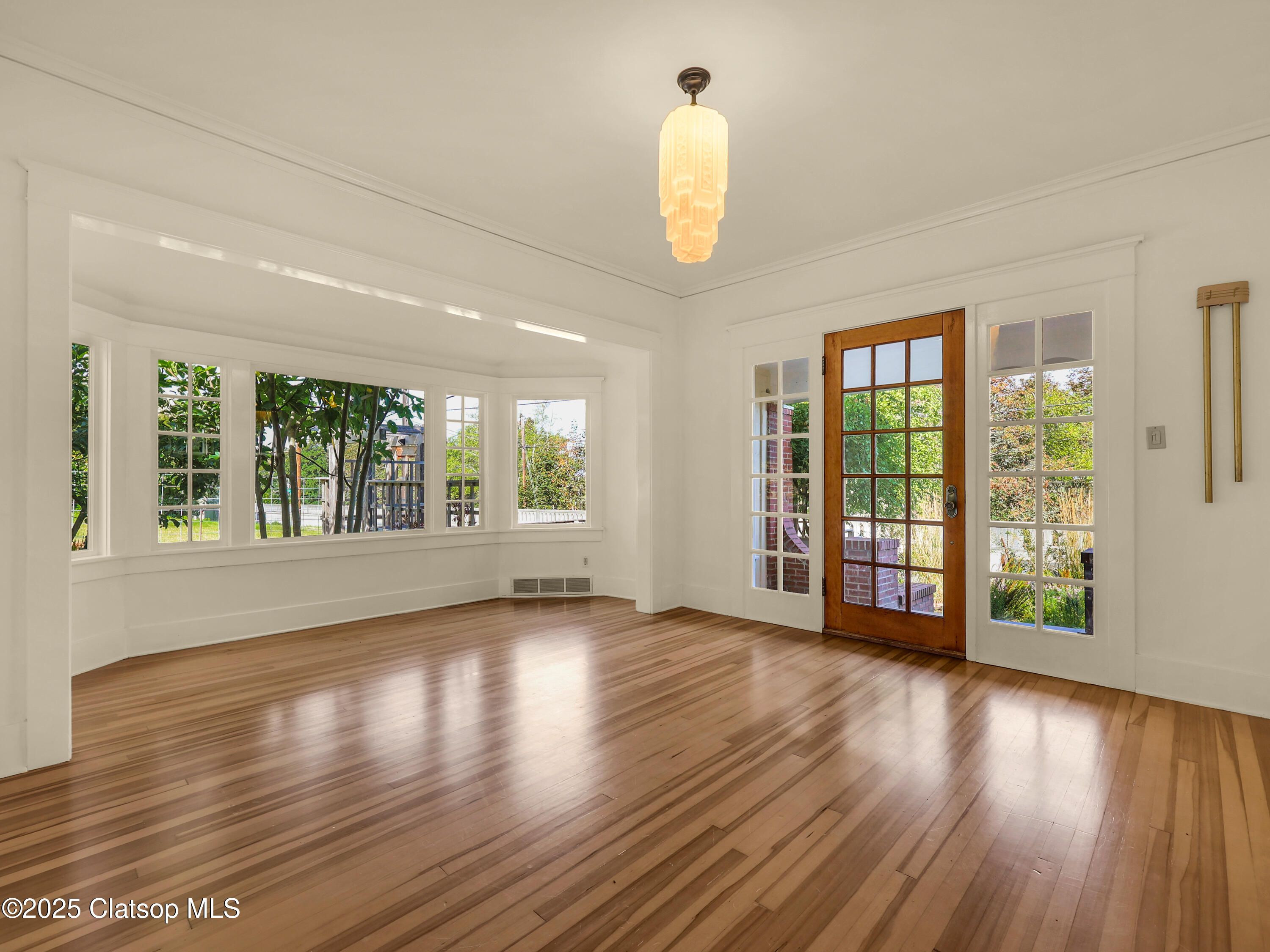 1925 Irving Avenue Property Photo 14
