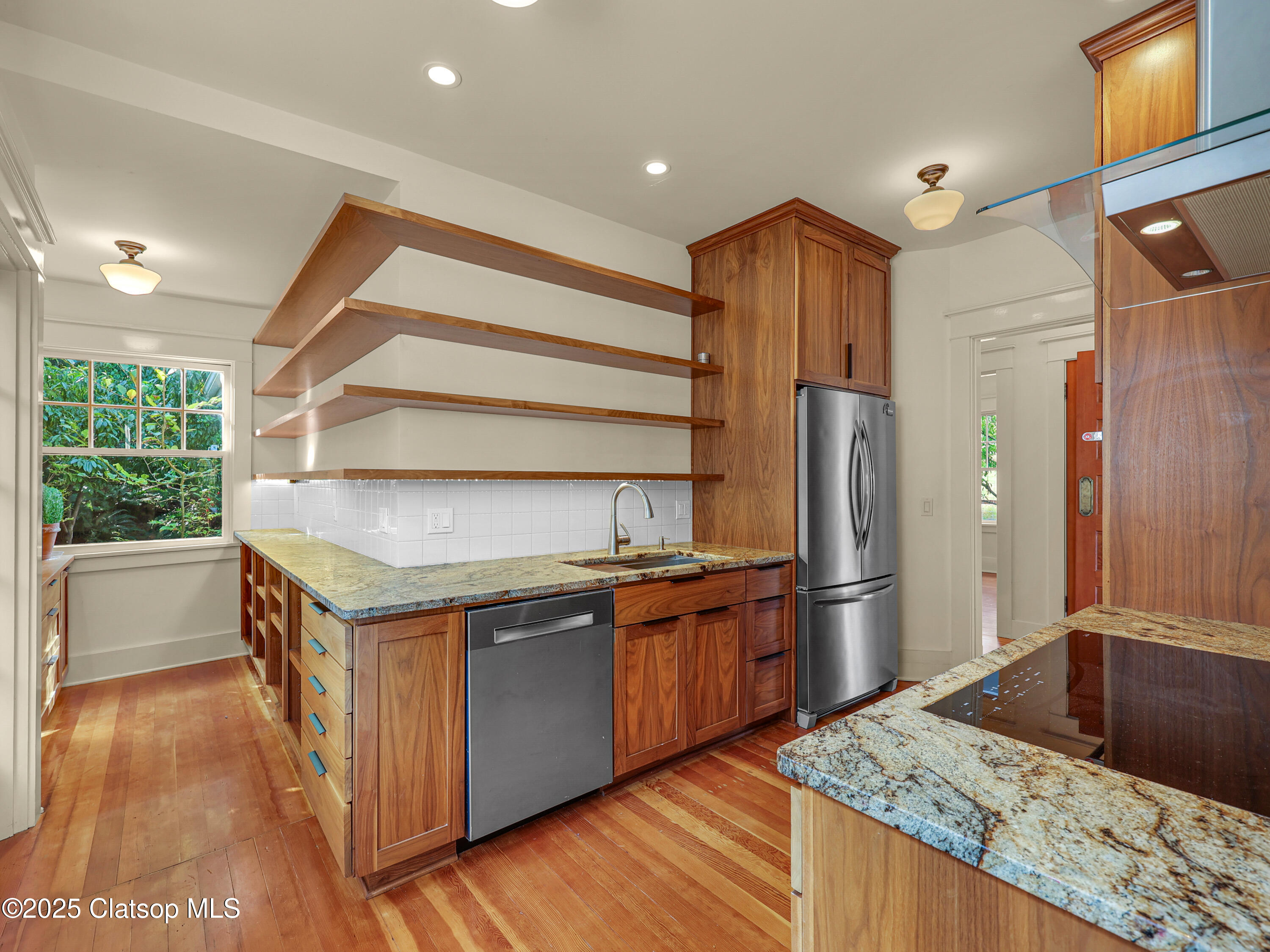 1925 Irving Avenue Property Photo 15